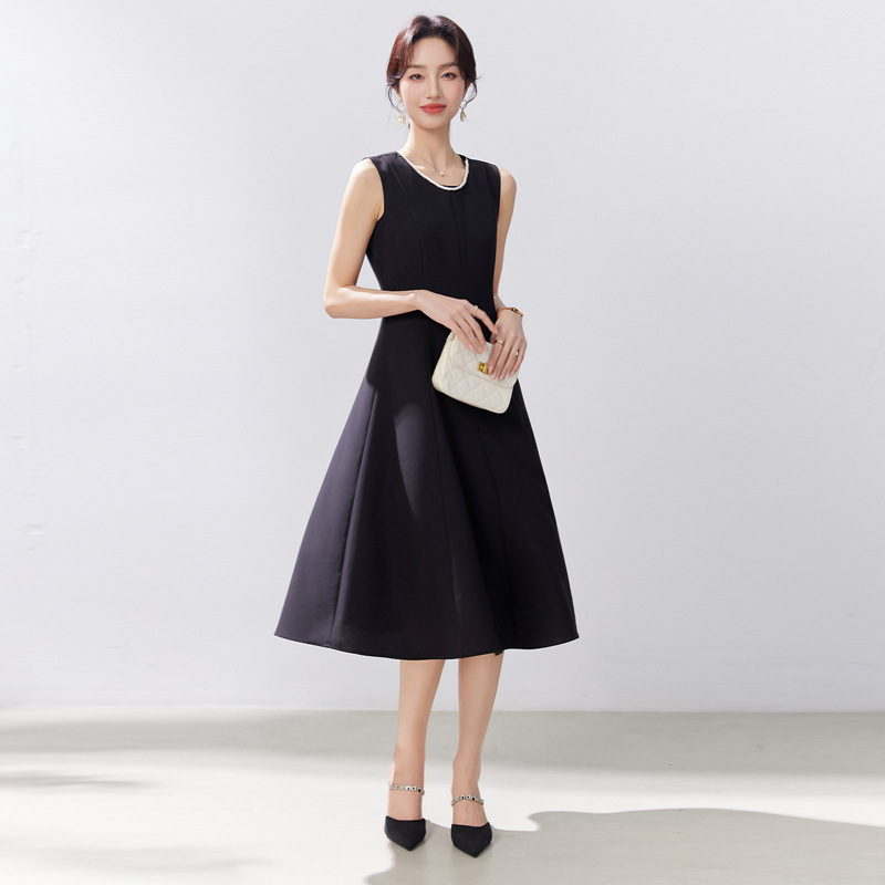 Black French-Style Sleeveless Tank Dress 2026 Spring and Autumn A-Line Dress with Large Hem, Mid-Length Dress, White Round-Neck Waist-Cinching Dress