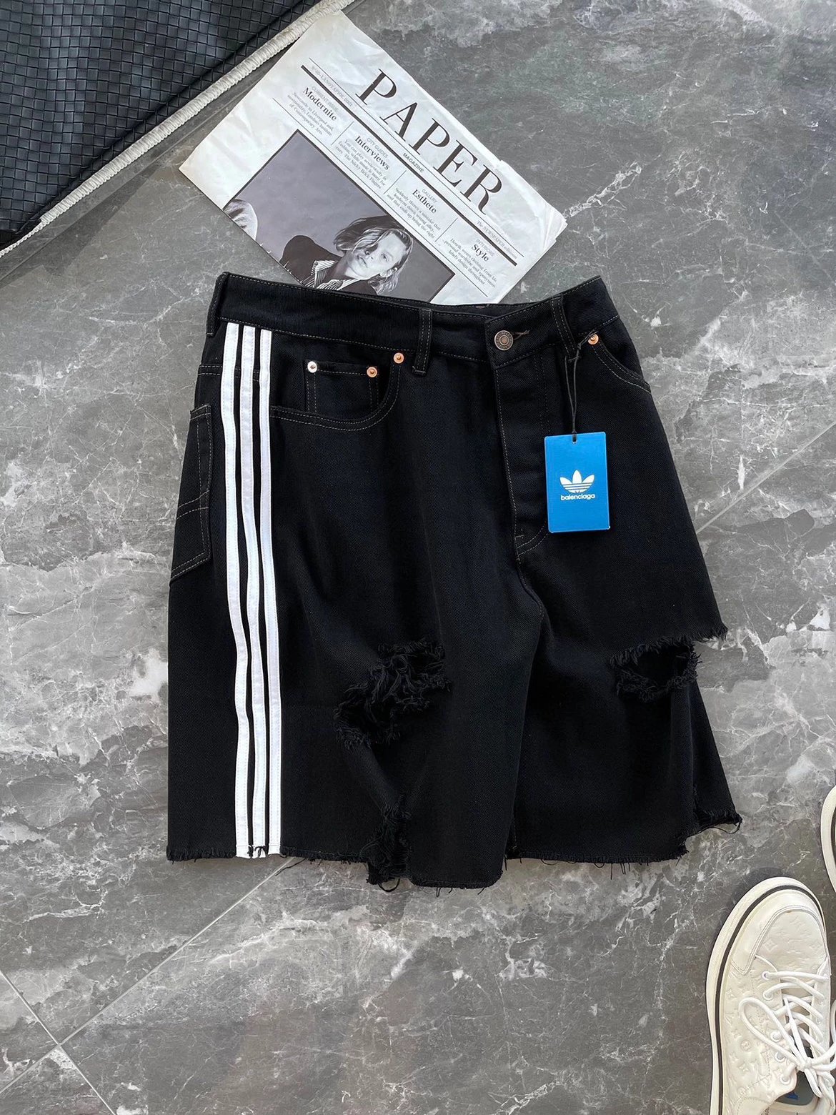 Balenciaga 23SS春夏新款黑色水洗斜纹牛仔短裤，男女同款侧三条杠织带时尚破洞流苏牛仔短裤五分裤！贸易公司渠道稀出，同步官网发售！BA2023春夏大秀拉开了帷幕，在大秀上，备受瞩目