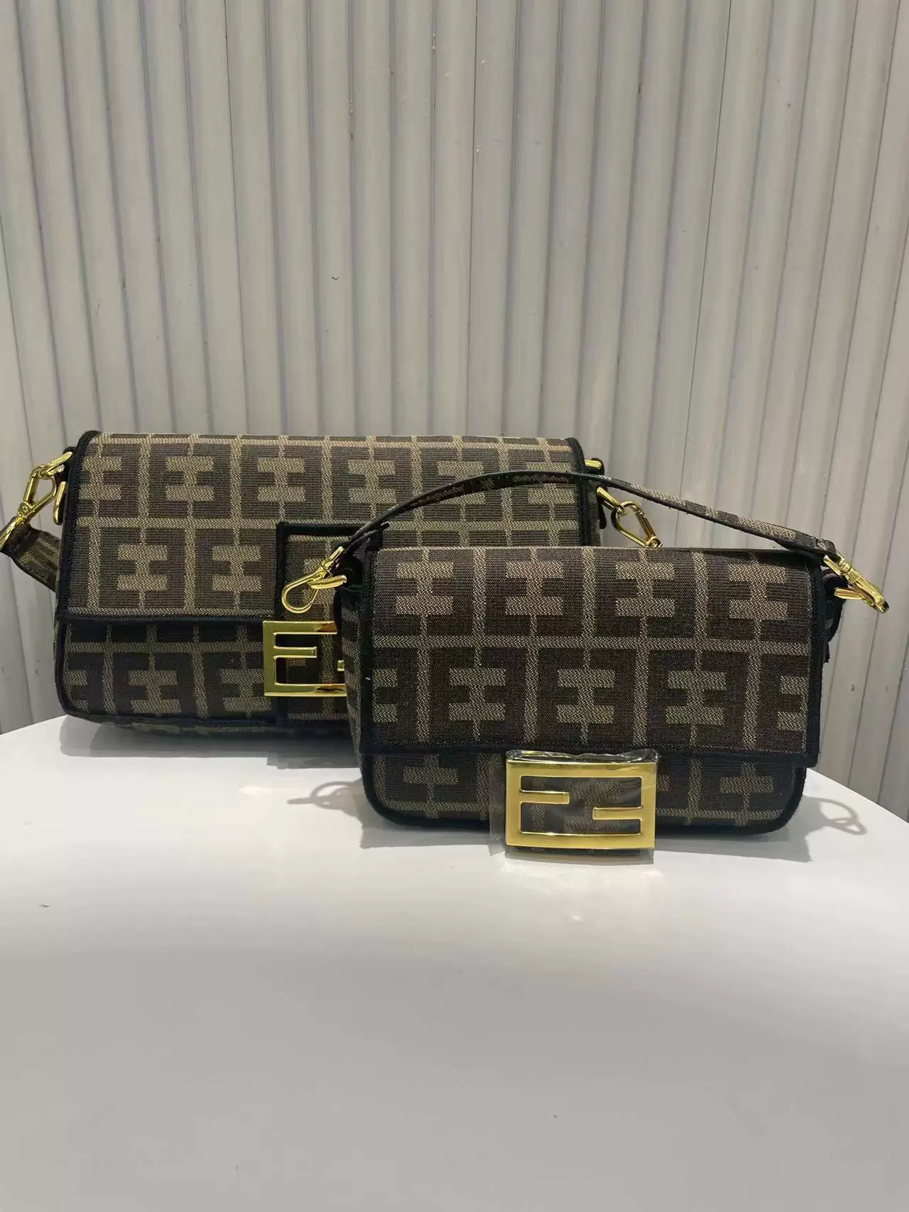 [in Stock] Vintage French Baguette Bag with Chain Handle, Crossbody Women's Bag, Fashionable Underarm Shoulder Bag Foto QC de TAOBAO na Qualit.ly
