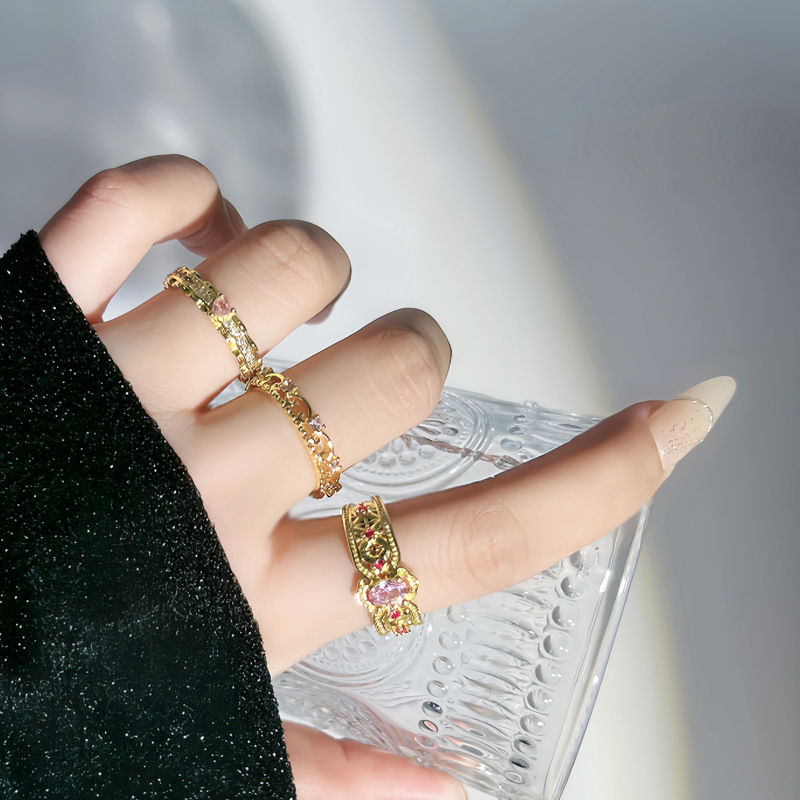 [Golden Diamond Qizhang] Palace Style Lace Retro Pink Diamond Hollow Open Ring Women's Fashionable Exquisite Light Luxury Ring