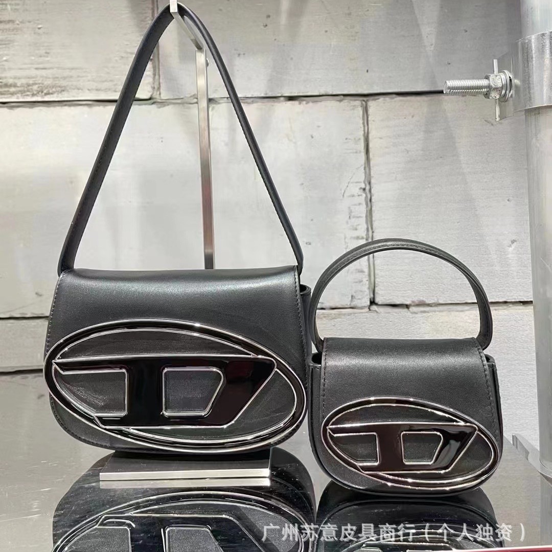 2025 New Niche Design Jingle Bag, Fashionable and Versatile Genuine Leather Women's Bag, Handheld Armpit Bag, Crossbody Small Square Bag foto QC de 1688 en Qualit.ly