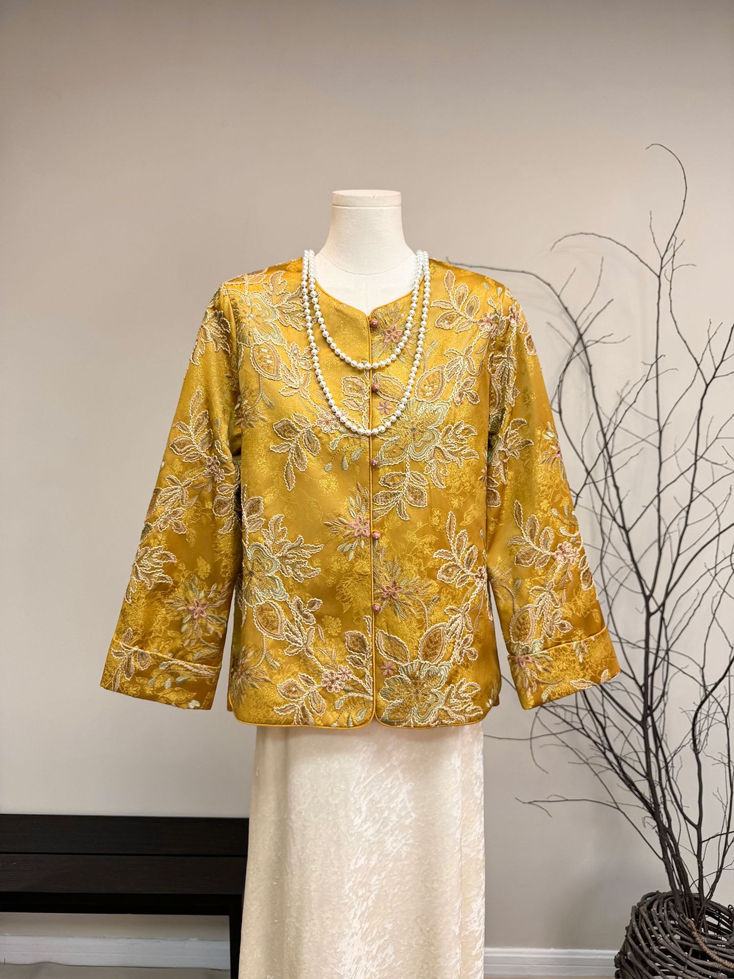 【Zhi Li】New Chinese-Style Embroidered Jacquard Sequin Jacket 2026 Spring New Round-Neck National Style Gold Top for Women