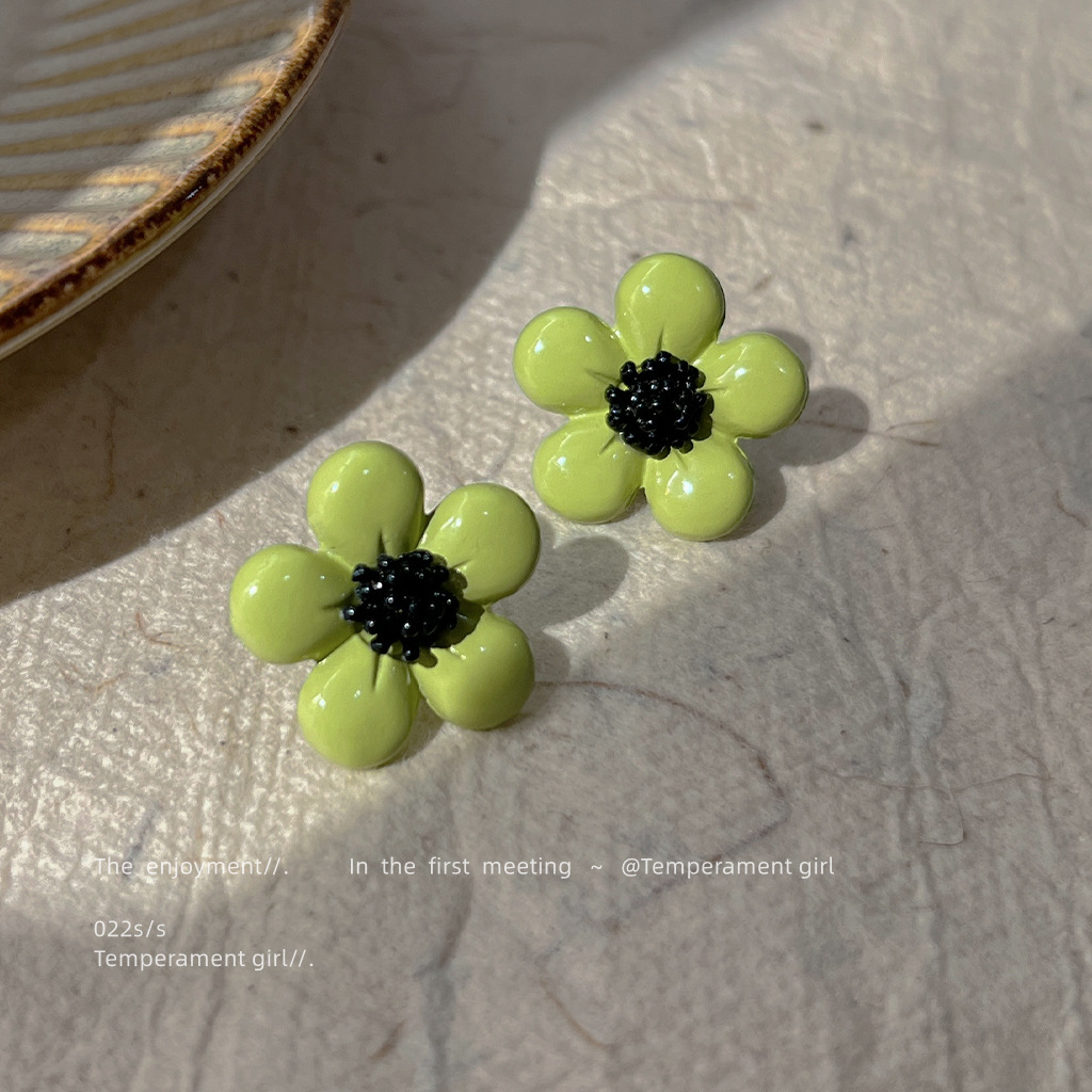 New Summer Style~Fresh Silver-Plated Avocado Green Flower Stud Earrings, Elegant and Simple, Unique Earrings, Factory-Made Earrings