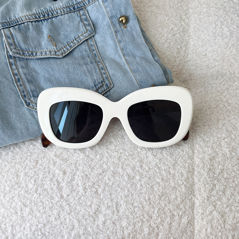 New retro French sweet girl Middle ancient cat's eye sunglasses rice nail bean powder big frame hot girl sunglasses manufacturers 3994