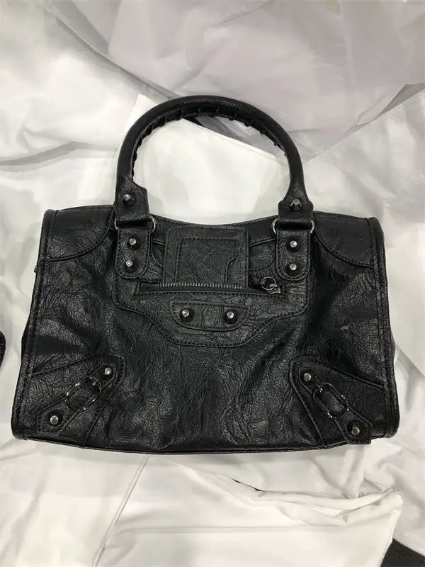 Real Shot of the Trendy, Versatile Biker Studded Niche Design Handbag/Crossbody Bag for Commuting, Same Style as Popular Online Influencers