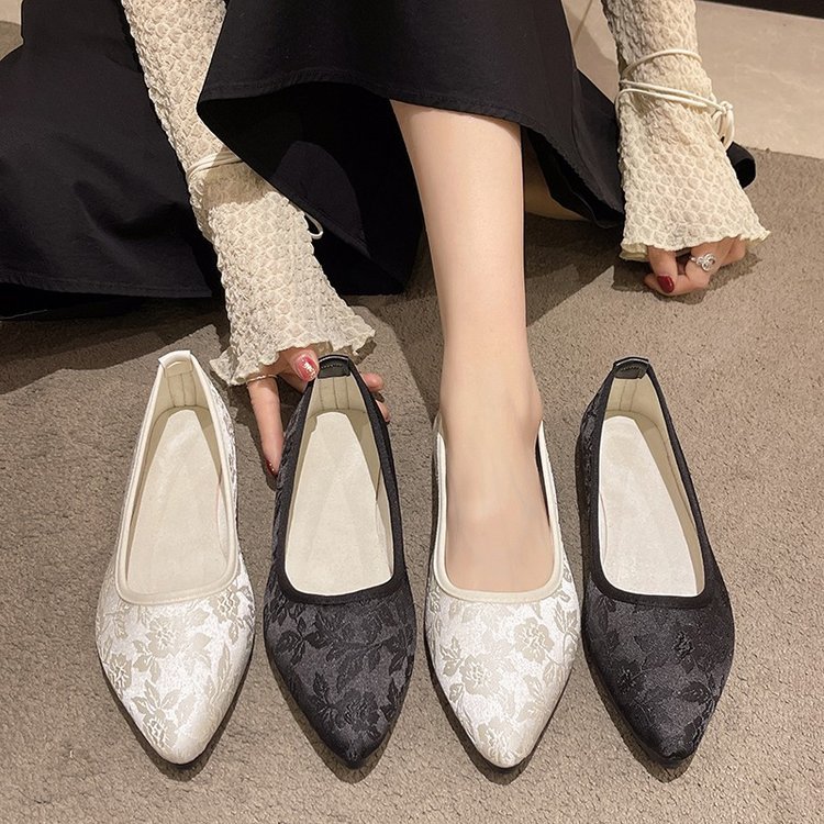 Chinese Style Casual Large Size Lady's Shoes Spring New Retro Commuting Easy-To-Wear Pointed Toe Granny Shoes Flat Work Shoes