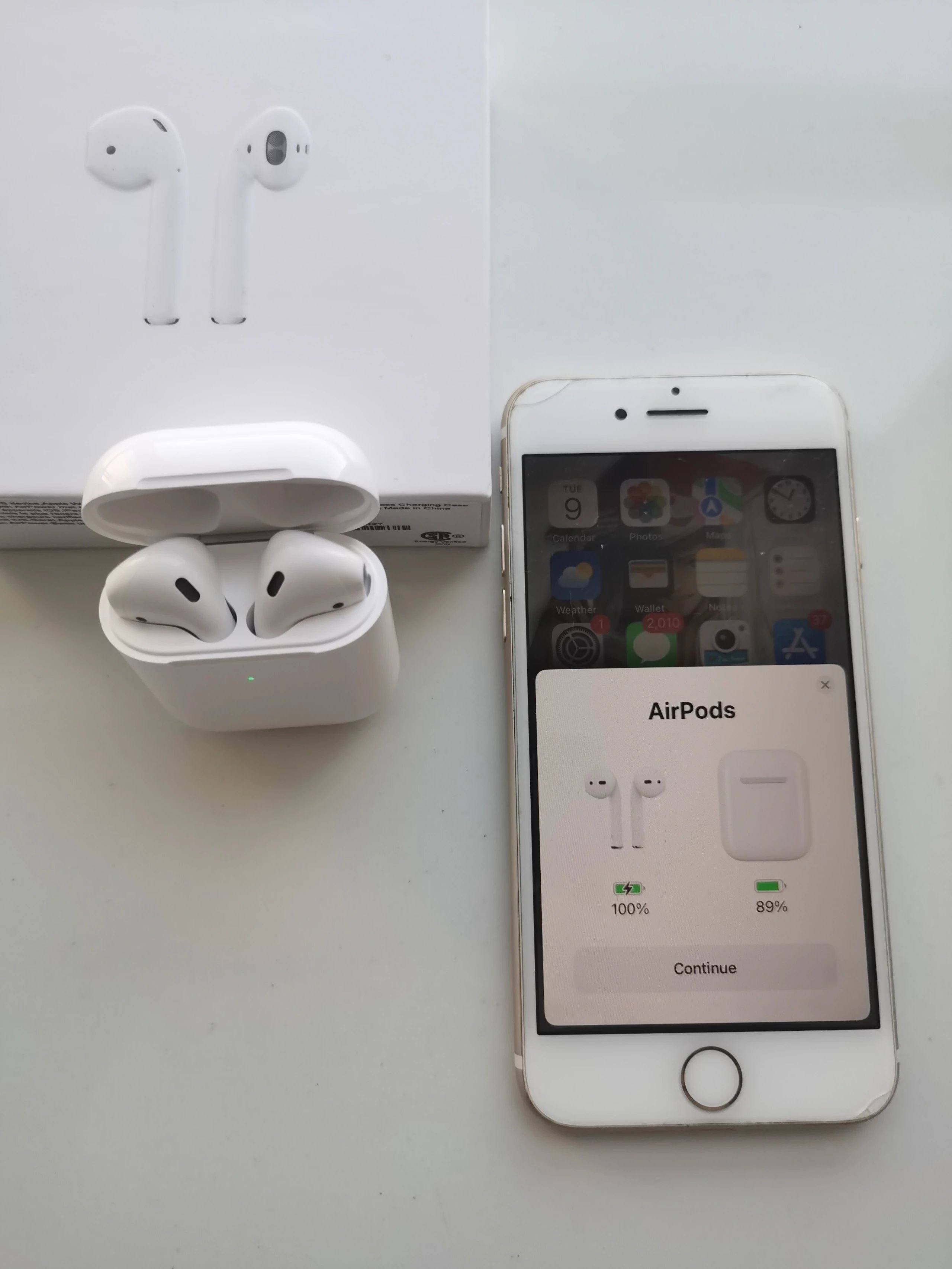 Apple AirPods with Wireless Charging Case