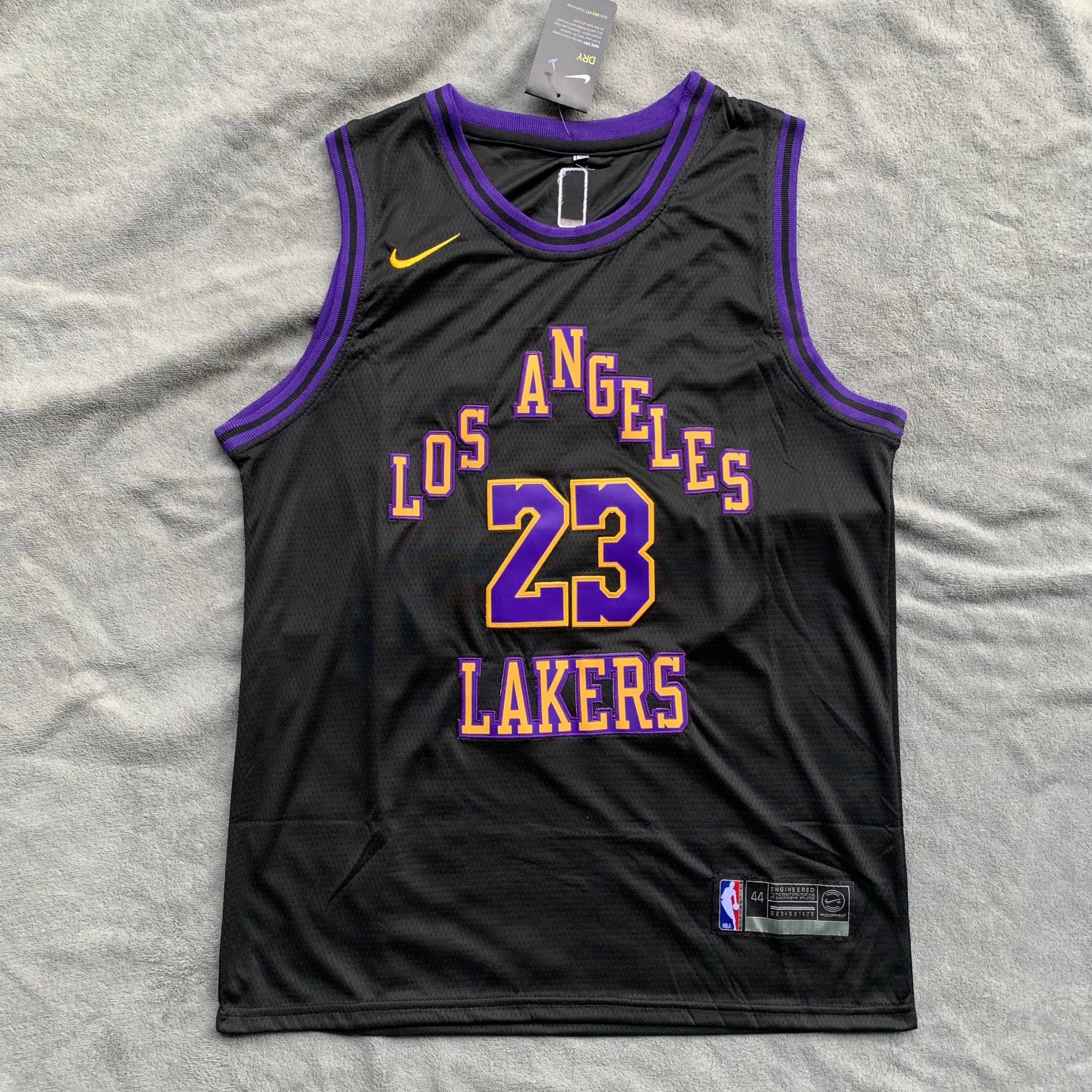 Nike Los Angeles Lakers LeBron James 23 Jersey