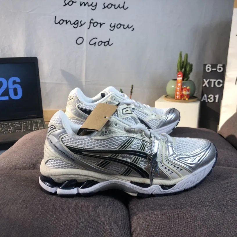 Asics Sneakers QC photo from TAOBAO on Qualit.ly