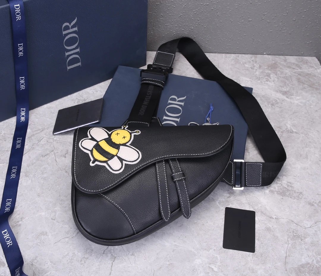 Dior迪奥男士SADDLE男士斜挎包/胸包实物拍摄，图同货一致重金正品打版**进口原版头层粒面小牛皮**皮质超级柔软，任意揉虐完美回弹定做专柜带字原版五金?顺滑YKK拉链完美工艺拒绝偷工减料，拒...