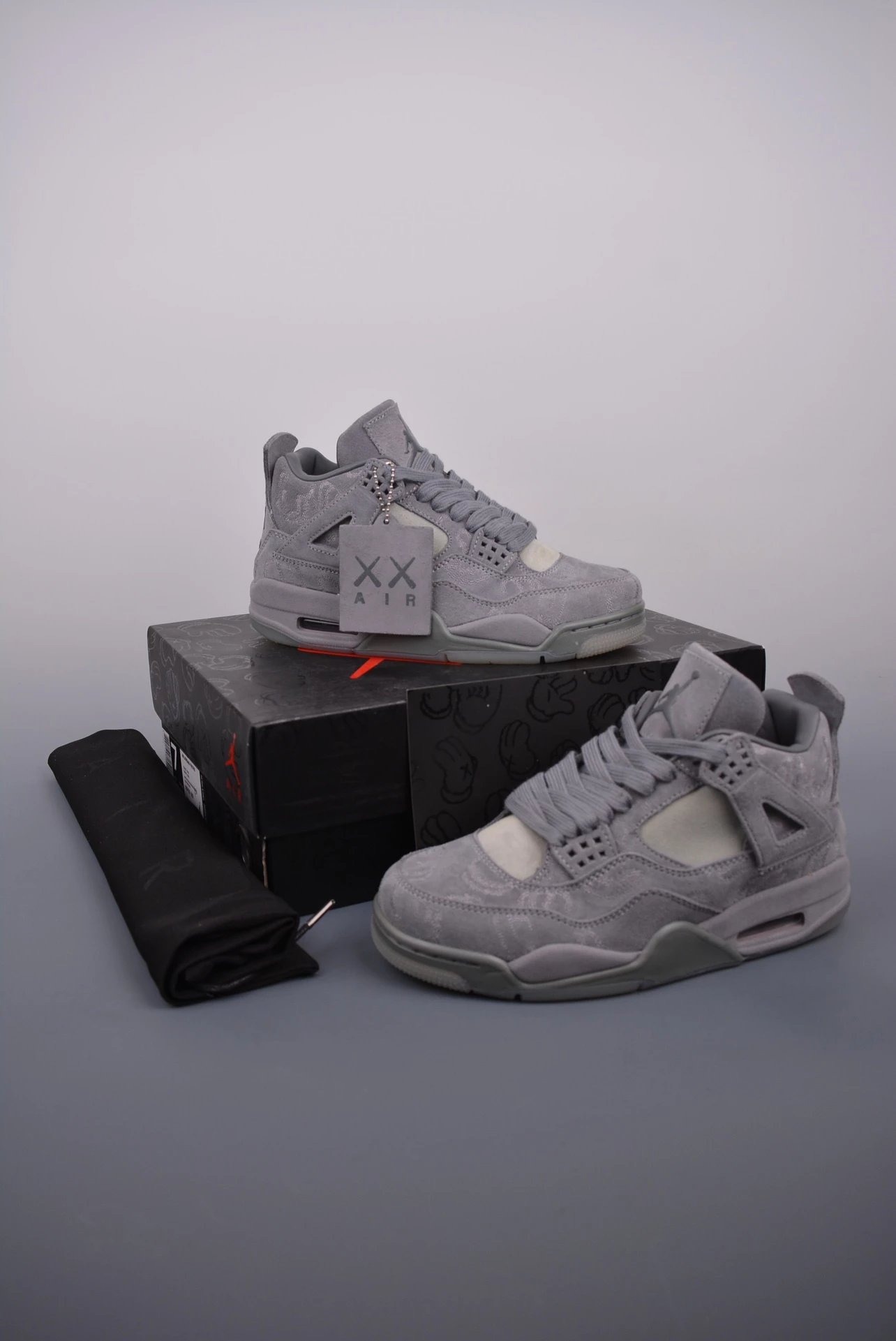 KAWS x AJ4 联名酷灰 XX标 翻毛皮篮球鞋 930155