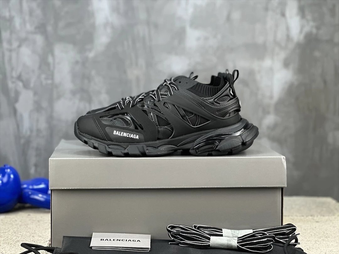 B*alenciaga Socks and Shoes. Whatsapp : +8618824632831 Wechat: MDCG818686