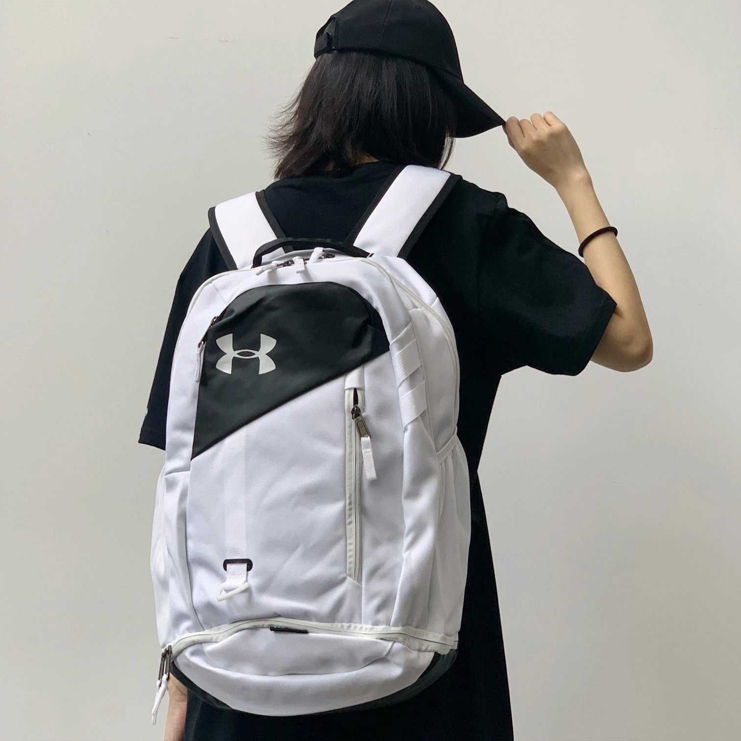 货号81117 安家拼接侧logo双肩包篮球包男女情侣款书包 包包容量超级大 多个储物隔层 内置电脑夹层电脑夹层 底部鞋