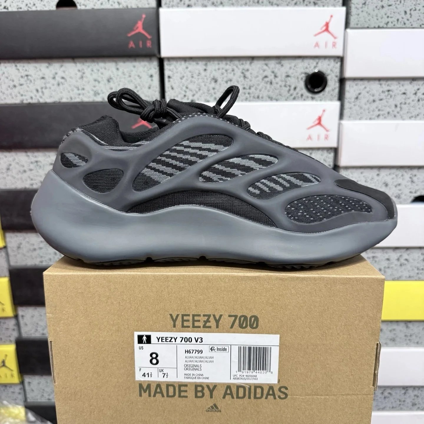 adidas YEEZY 700 V3
