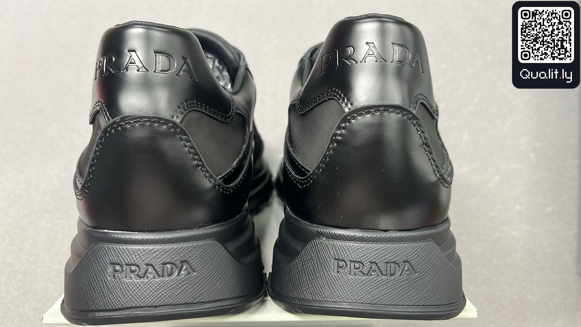 Sneakers — QC-foto 3 van 6