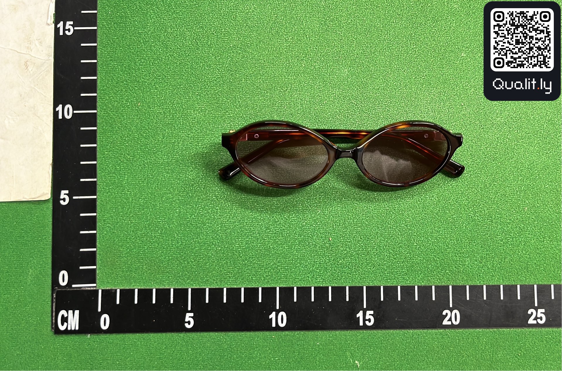 Lunettes de soleil — photo QC 1 sur 3
