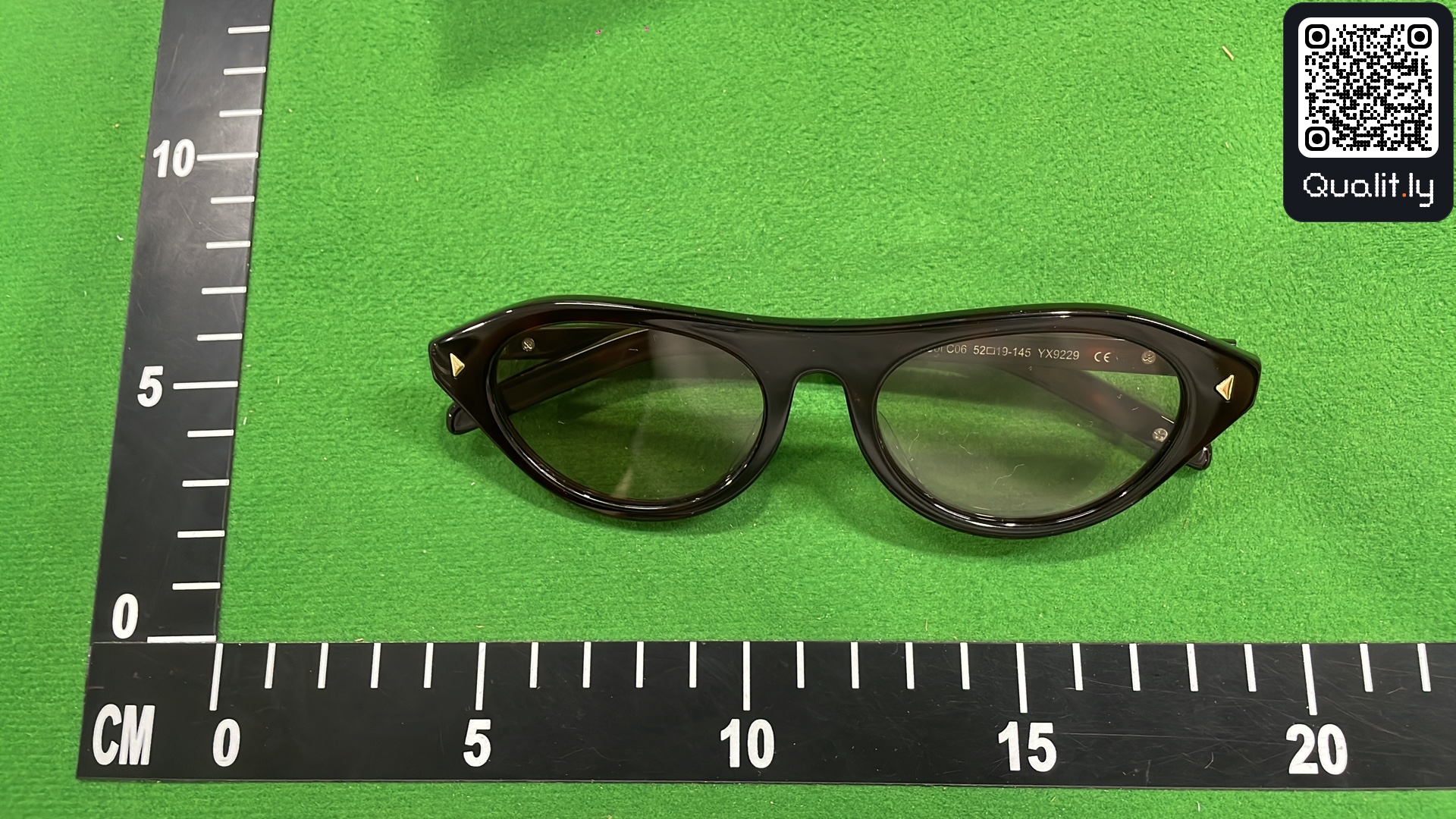 Lunettes de soleil — photo QC 1 sur 3