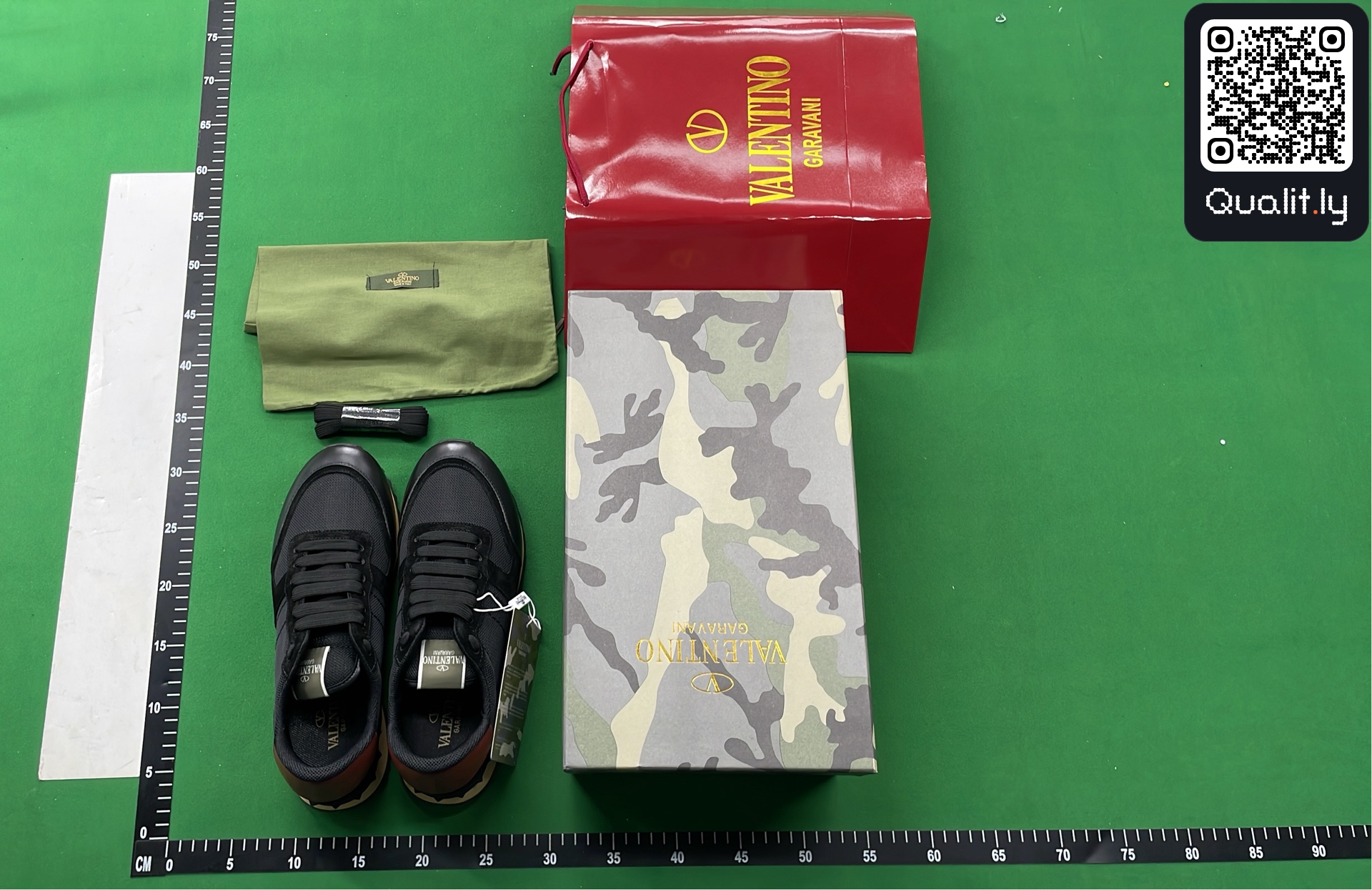 Sneakers QC photo 1 of 6