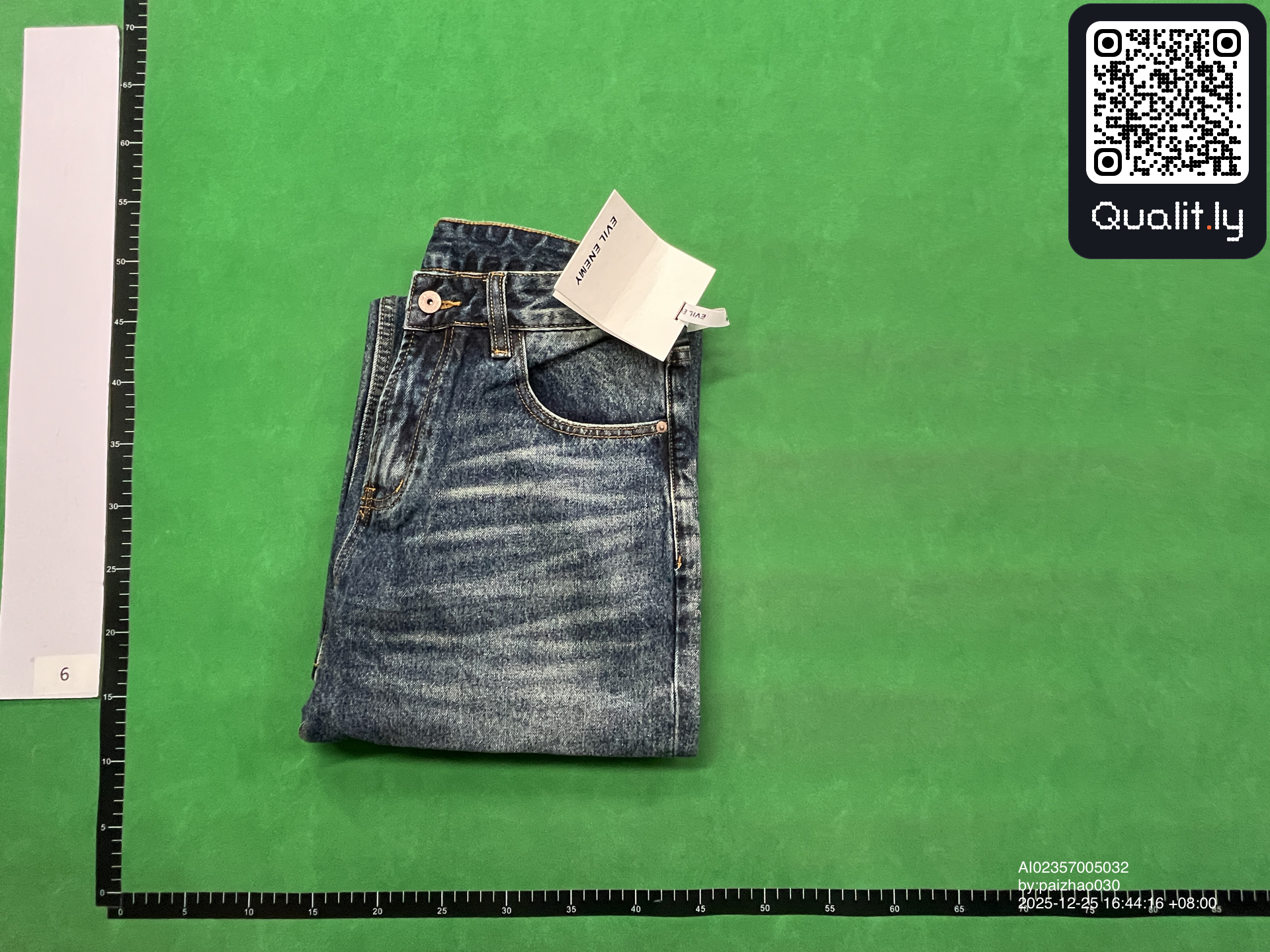 Jeans — QC-foto 1 av 4