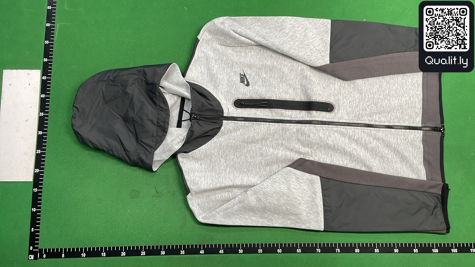 Hoodie — QC-Foto 2 von 19