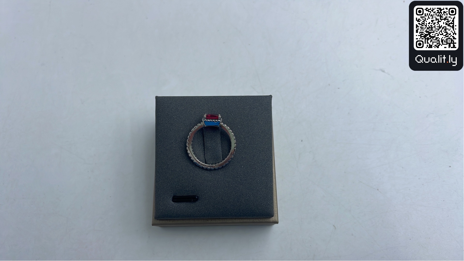 Gioiello — foto QC 1 di 23