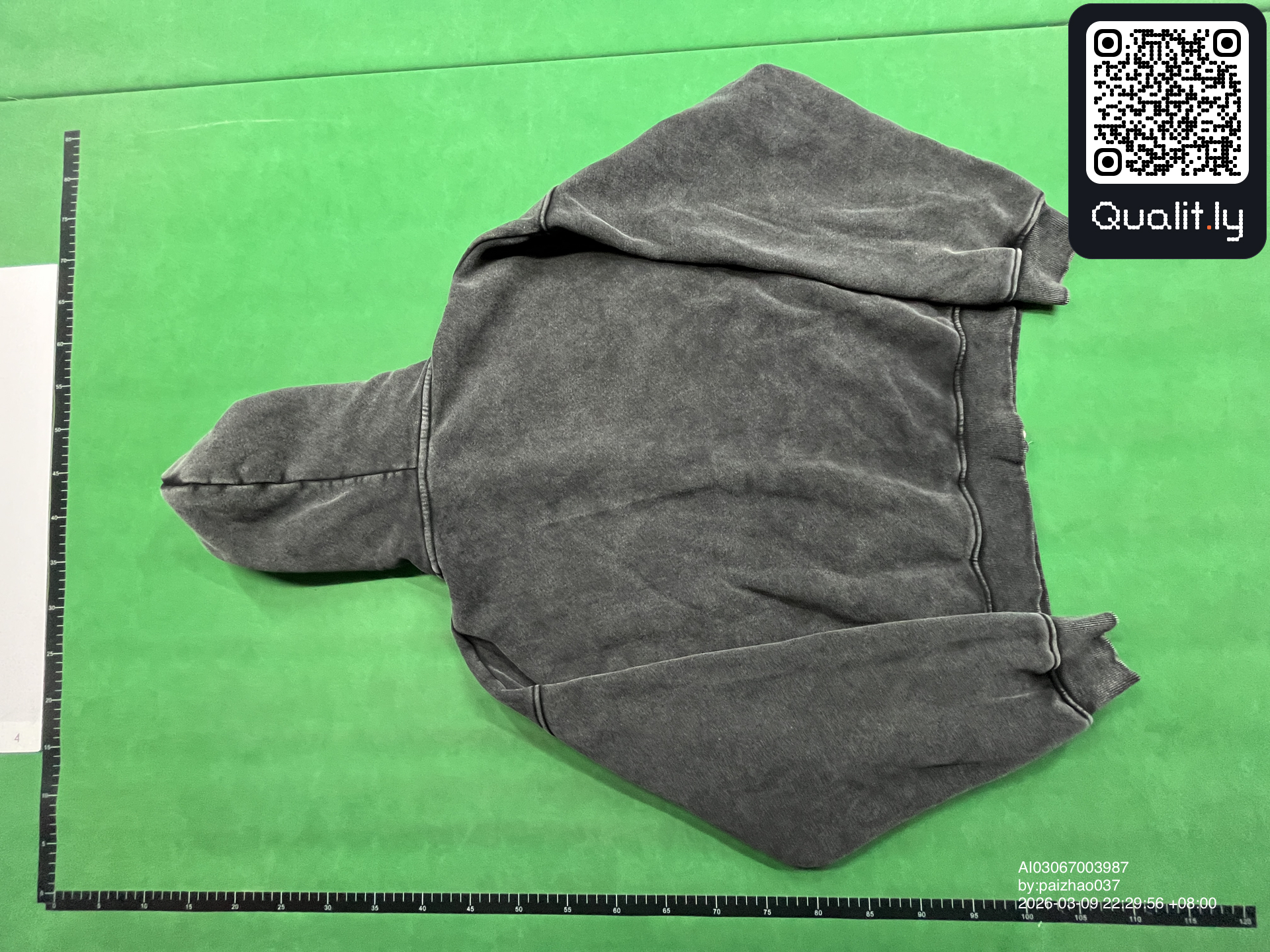 Sweat à capuche — photo QC 2 sur 4