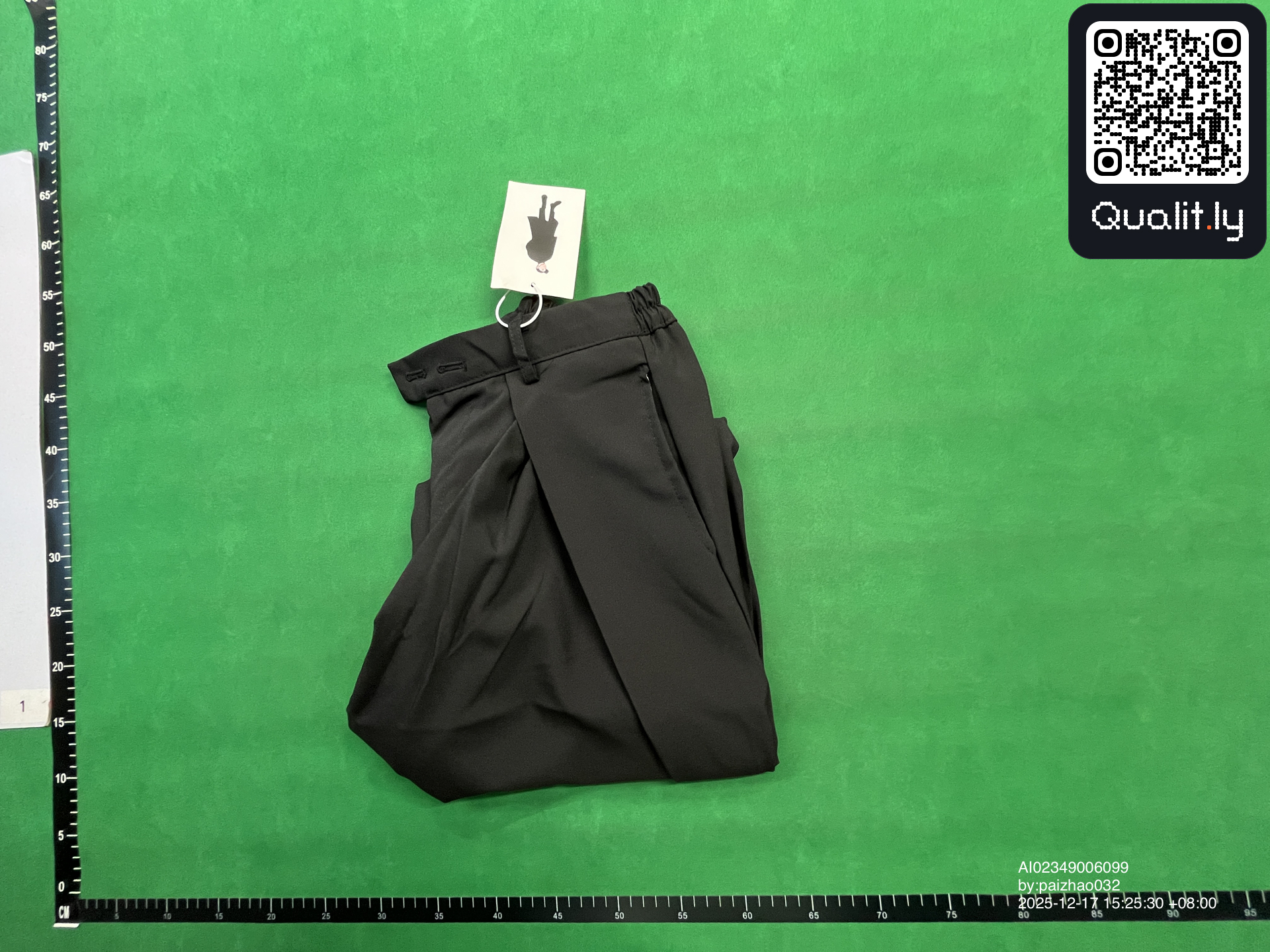 Pantaloni — foto QC 1 di 4