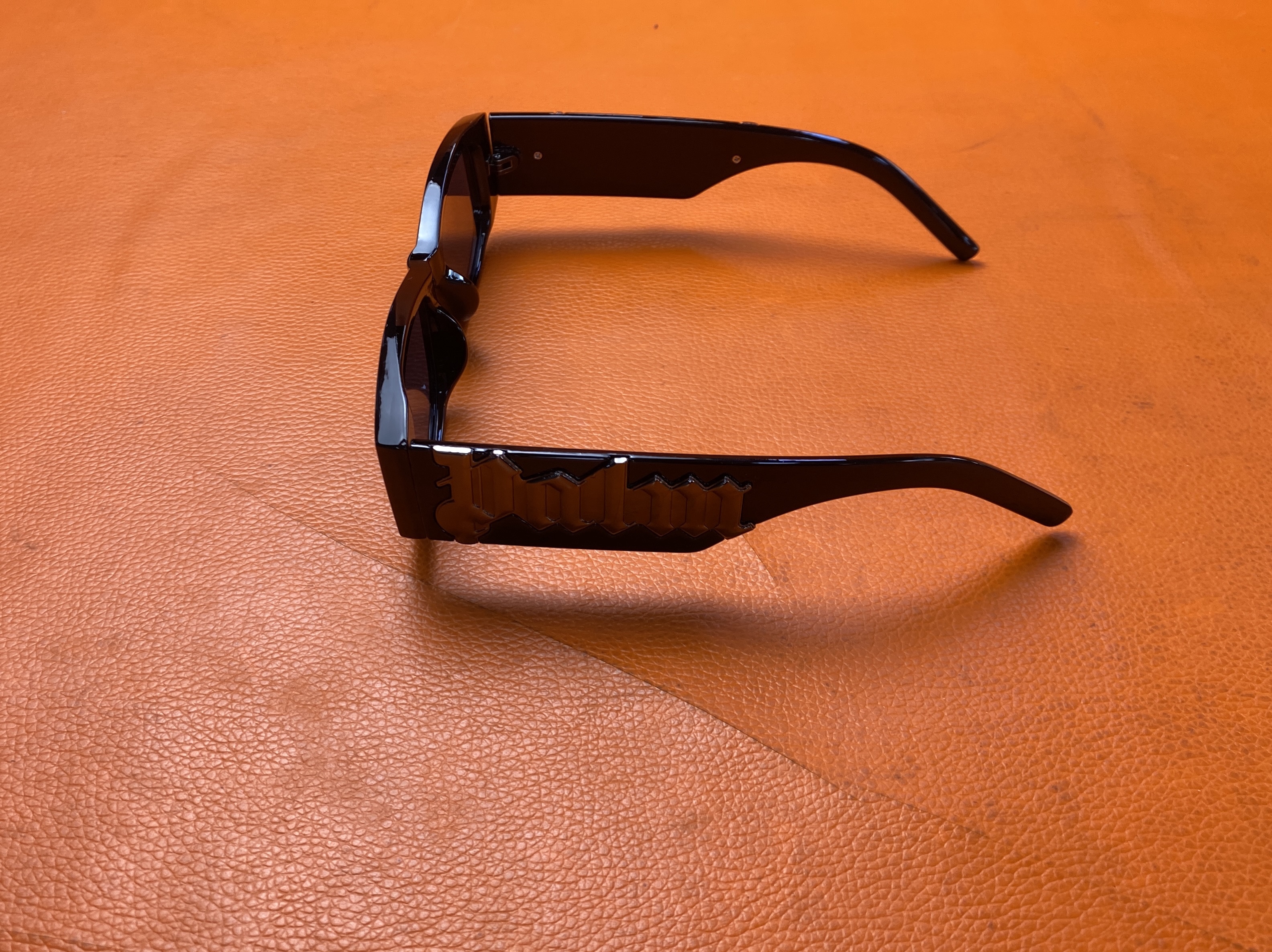Sunglasses QC photo 2 of 48