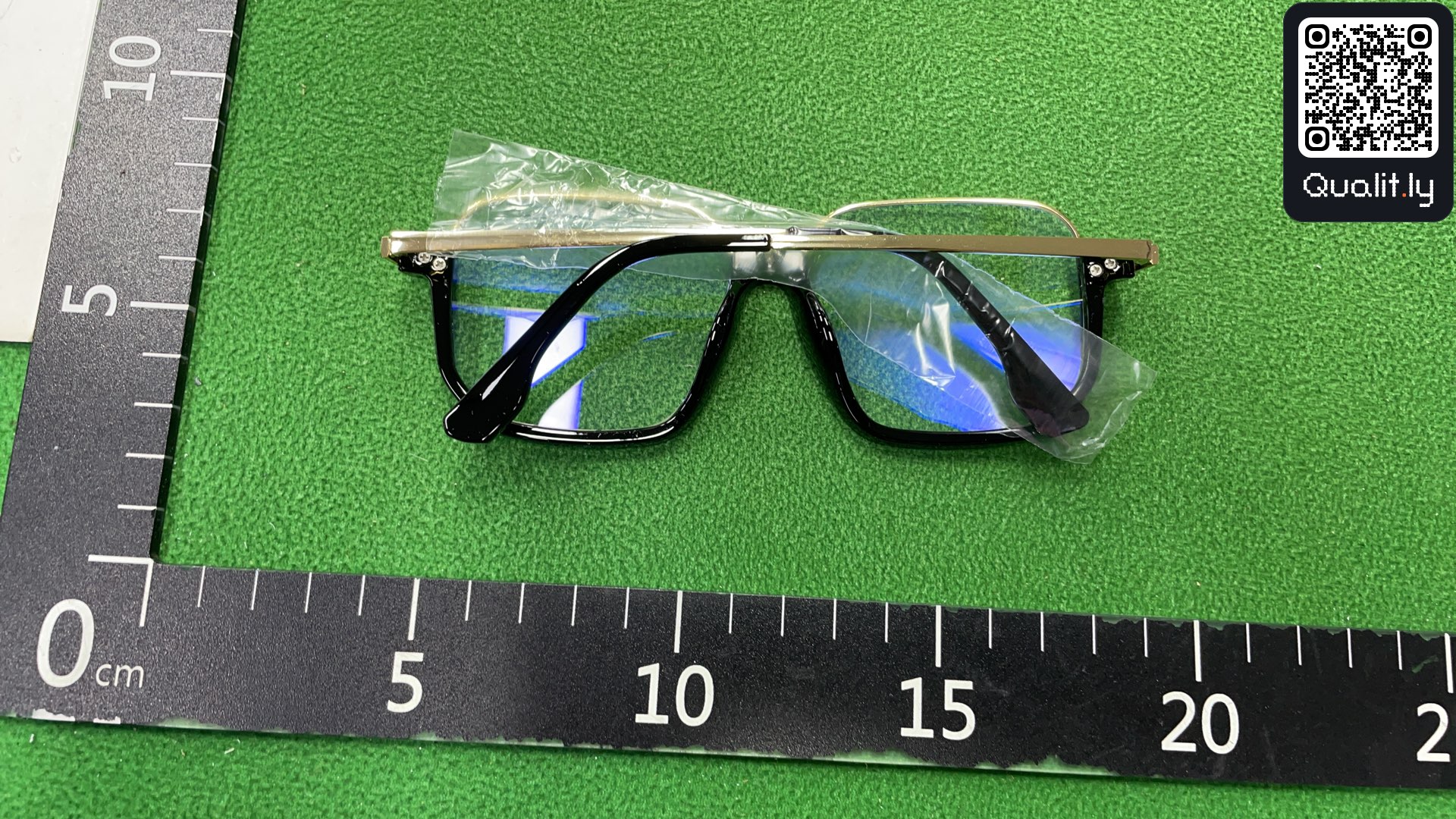 Lunettes de soleil — photo QC 2 sur 3