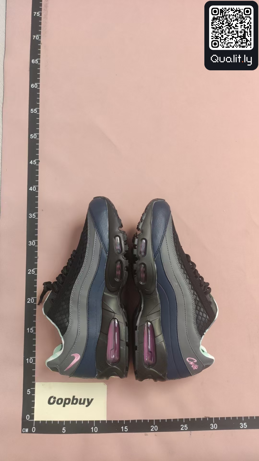 Sneakers QC photo 2 of 139
