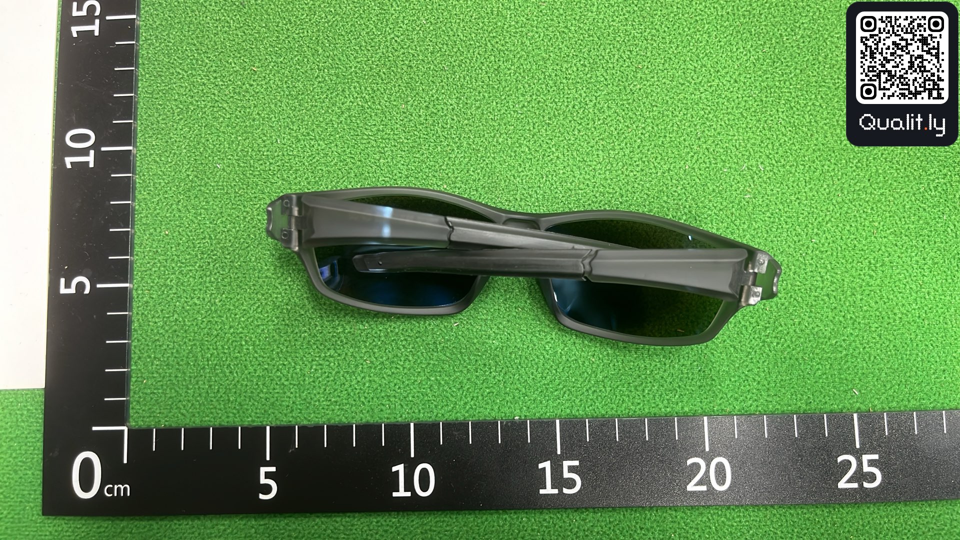 Sunglasses QC photo 2 of 9