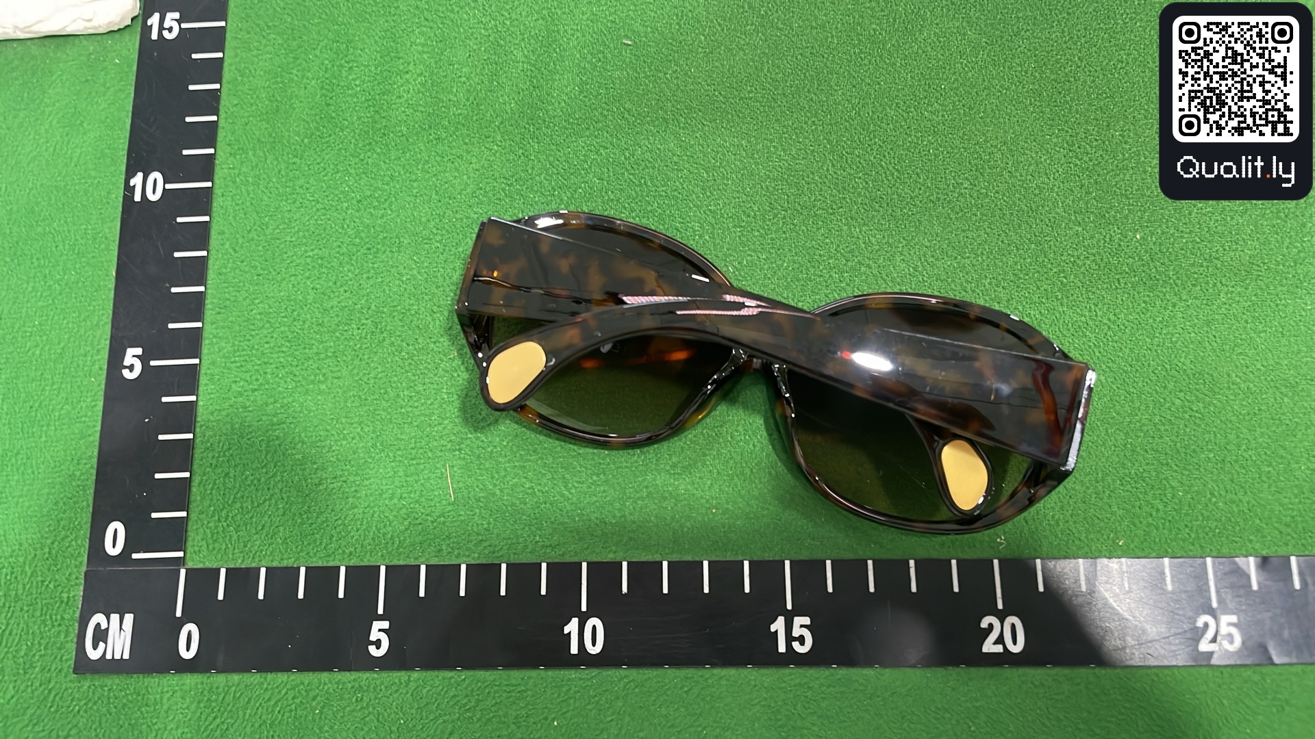 Occhiali da sole — foto QC 2 di 3