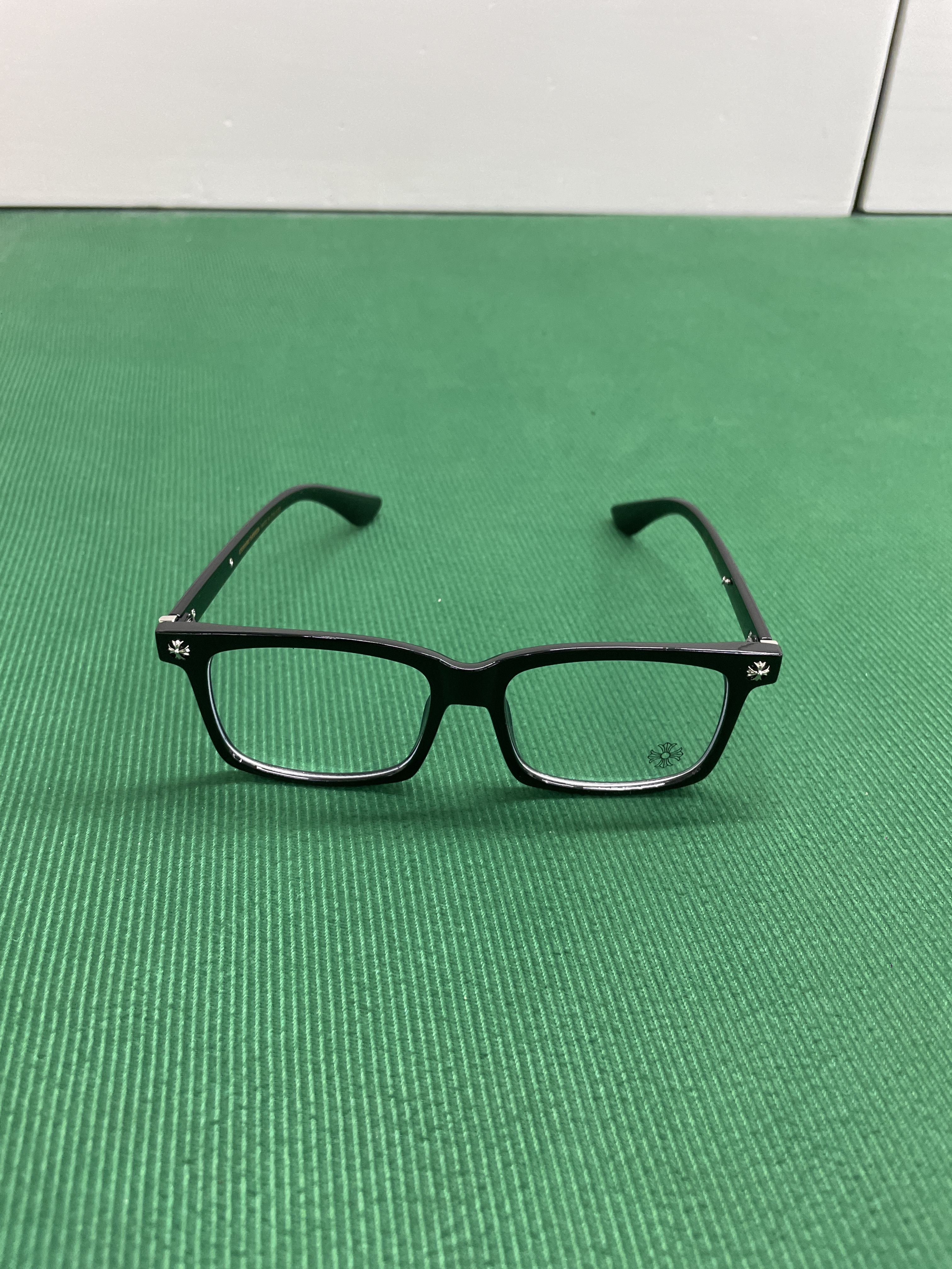 Sunglasses QC photo 2 of 31