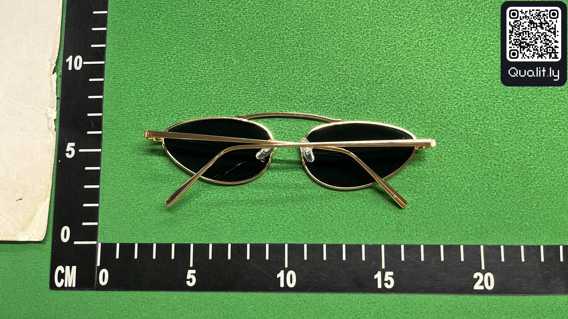 Occhiali da sole — foto QC 2 di 3