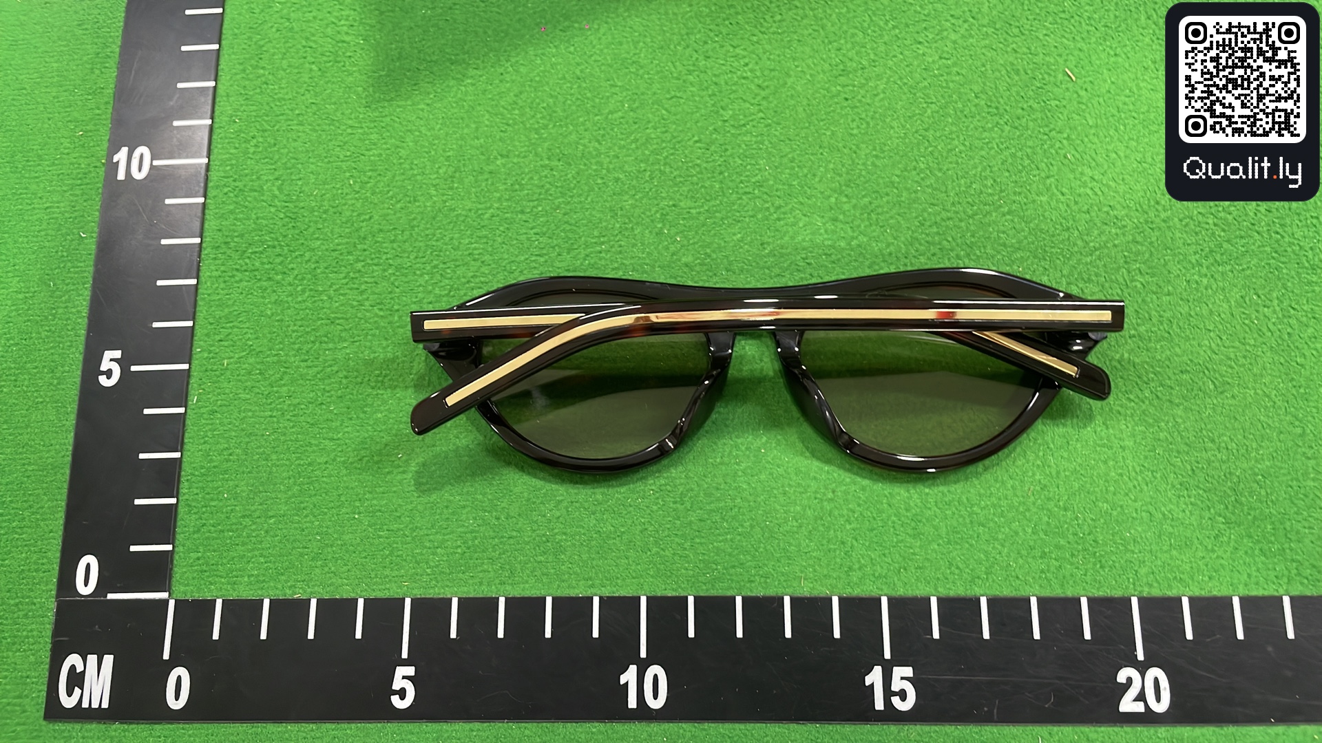 Lunettes de soleil — photo QC 2 sur 3