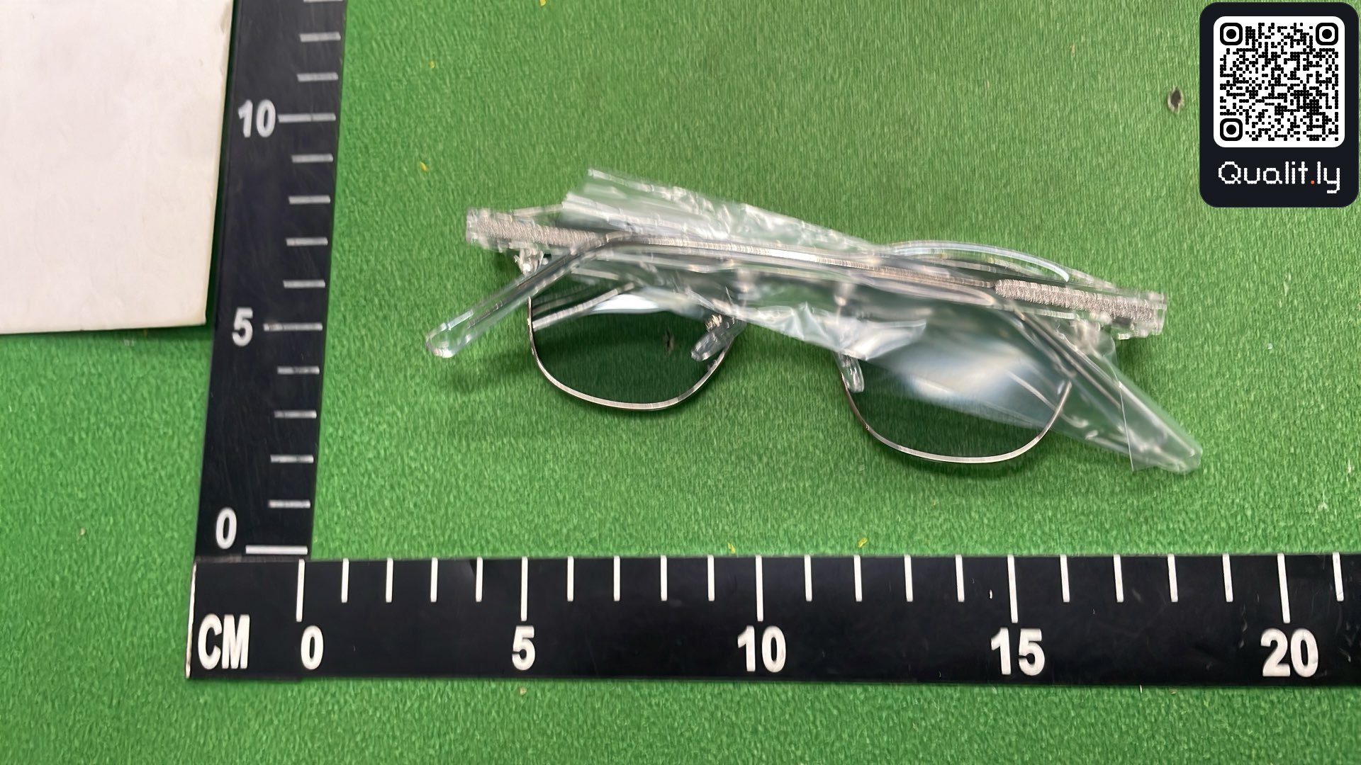 Sunglasses QC photo 2 of 9