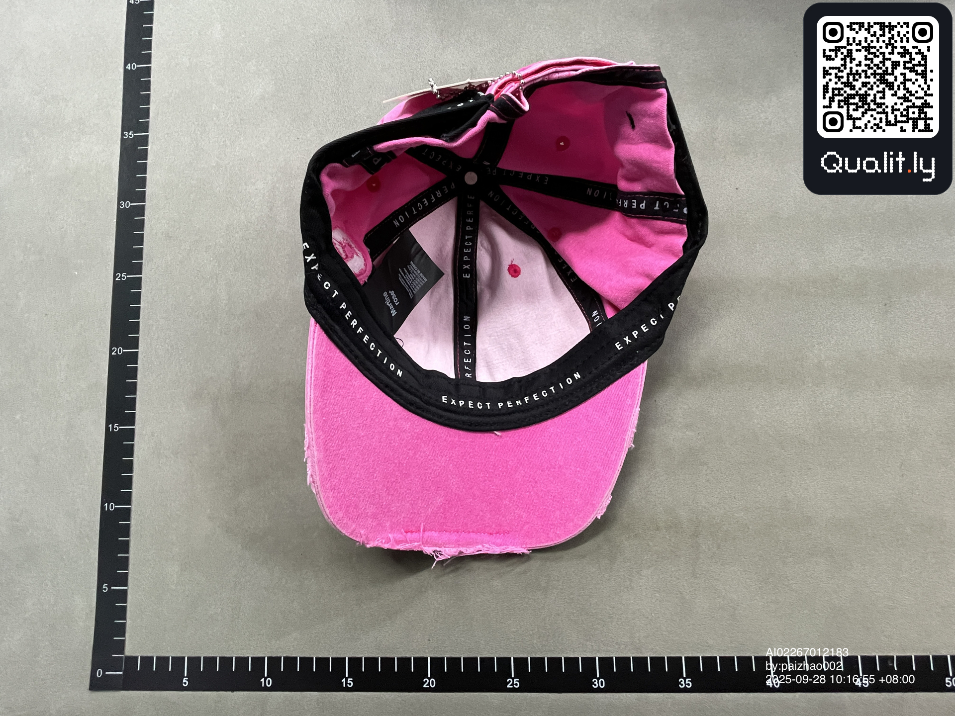 Pet — QC-foto 1 van 6