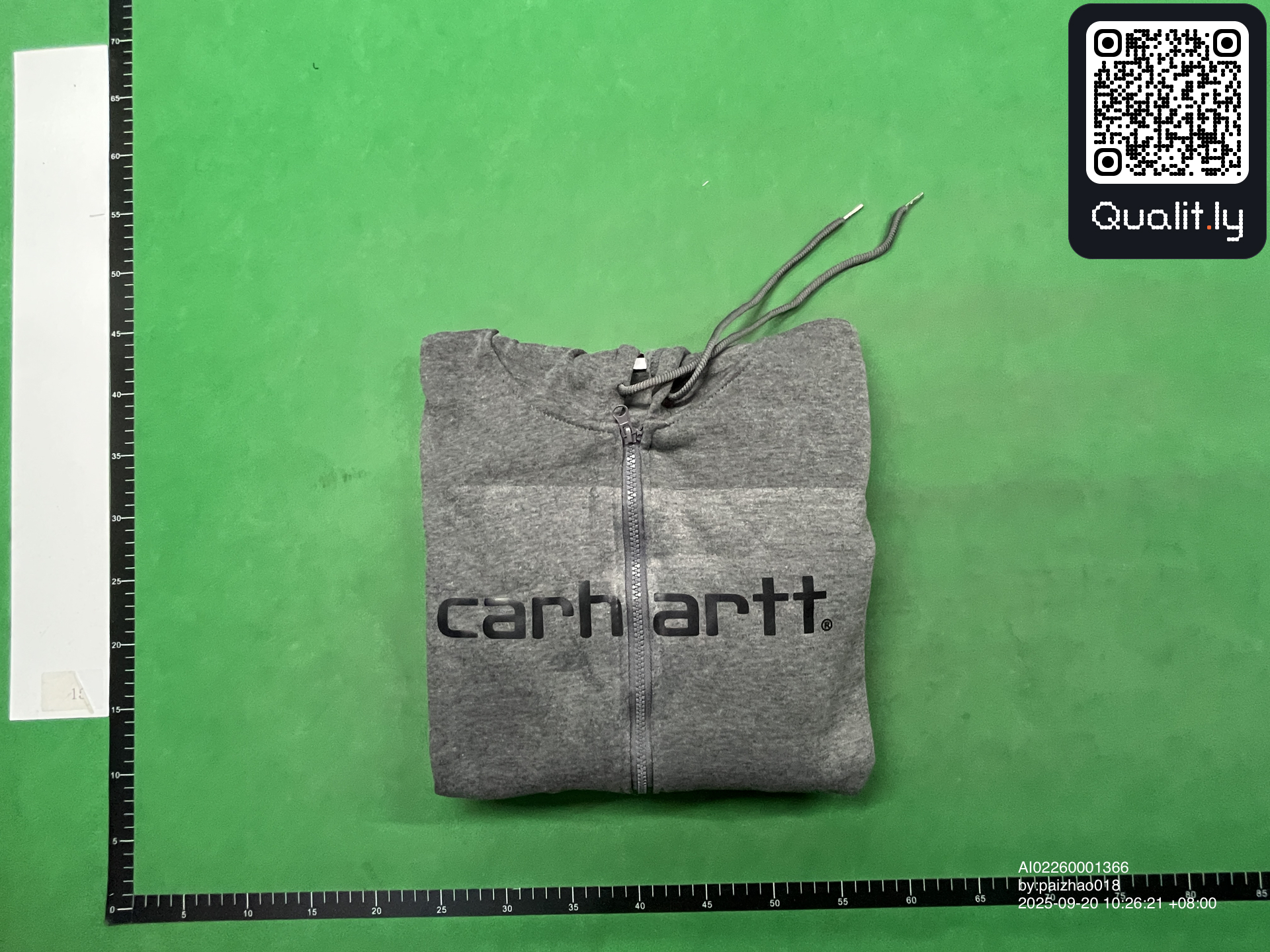 Sweat à capuche — photo QC 1 sur 8