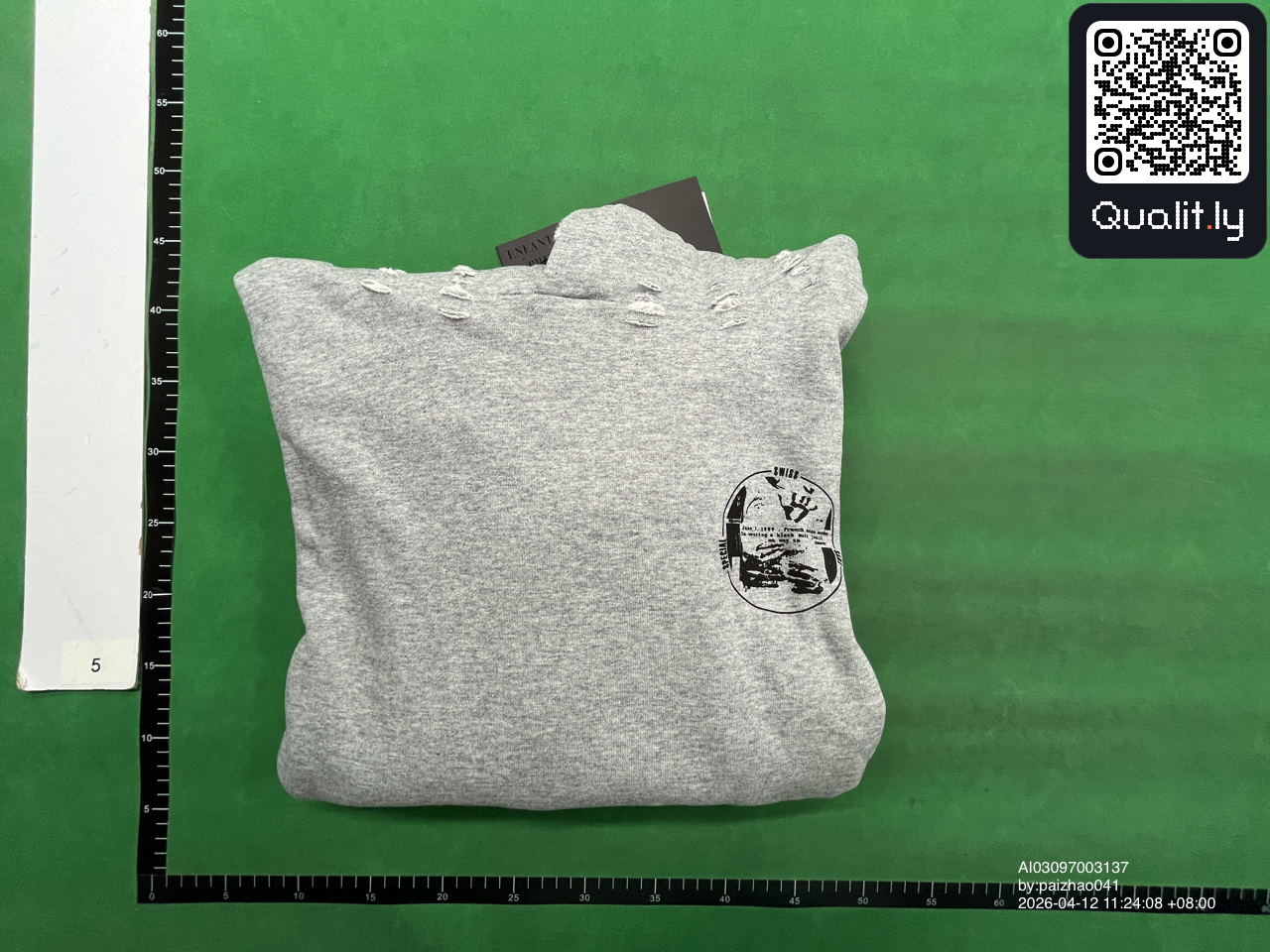 Sweat à capuche — photo QC 1 sur 4