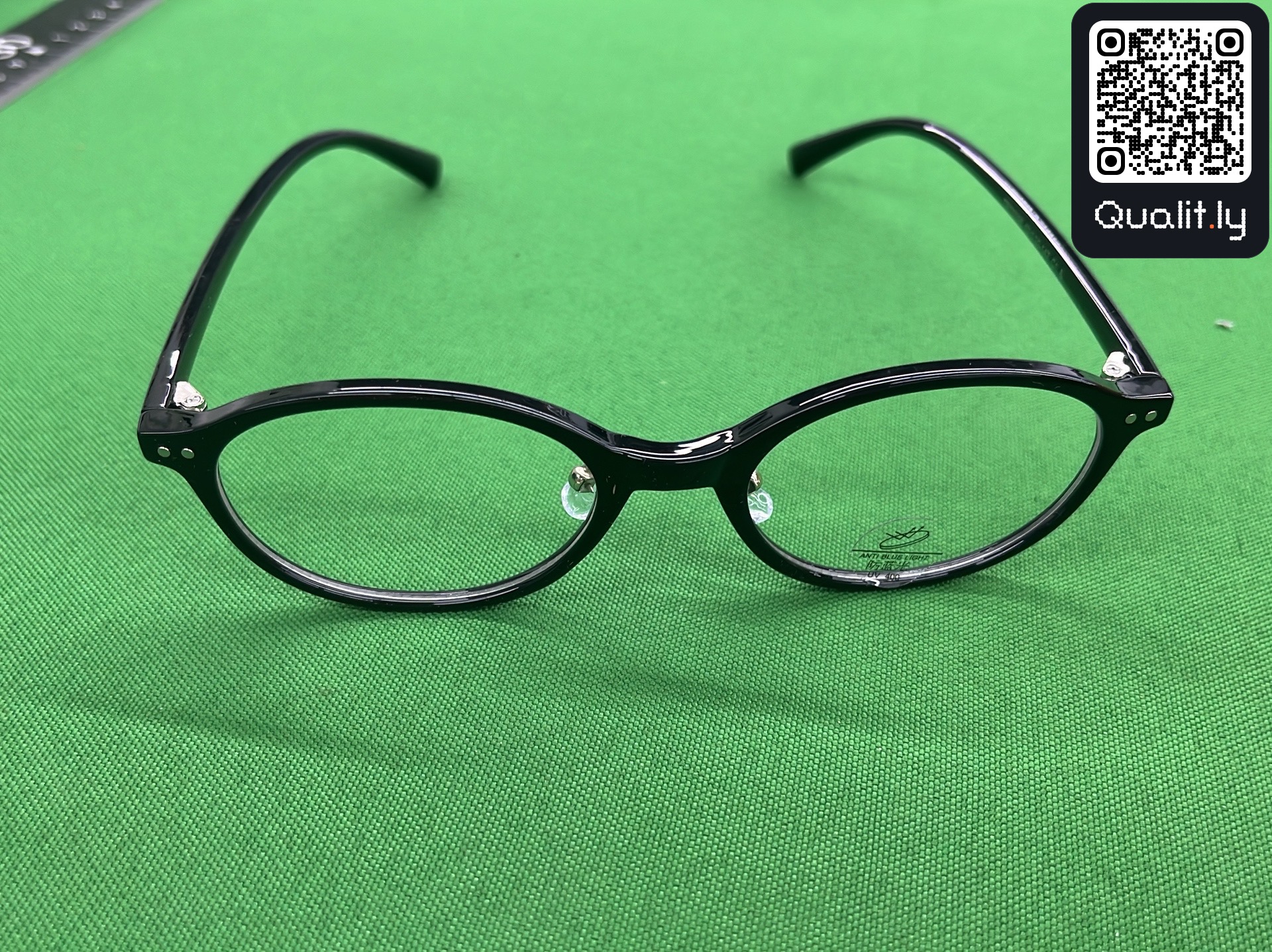 Lunettes de soleil — photo QC 2 sur 12