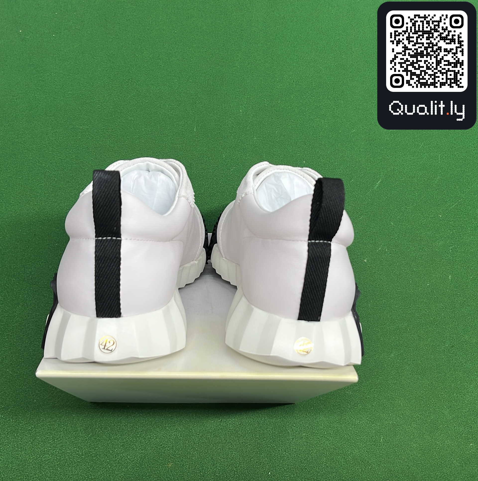 Sneakers QC photo 3 of 54