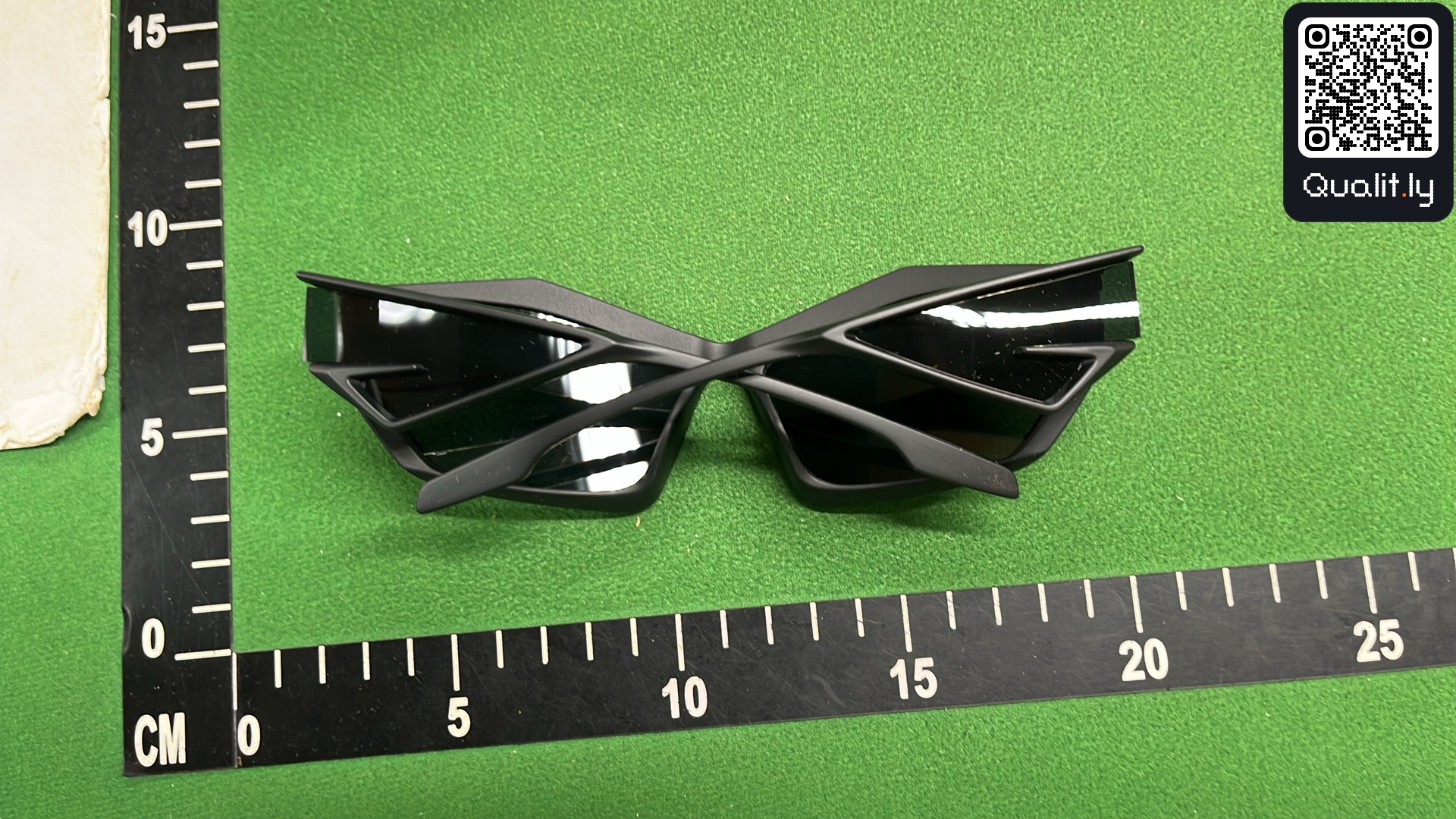 Sunglasses QC photo 2 of 30