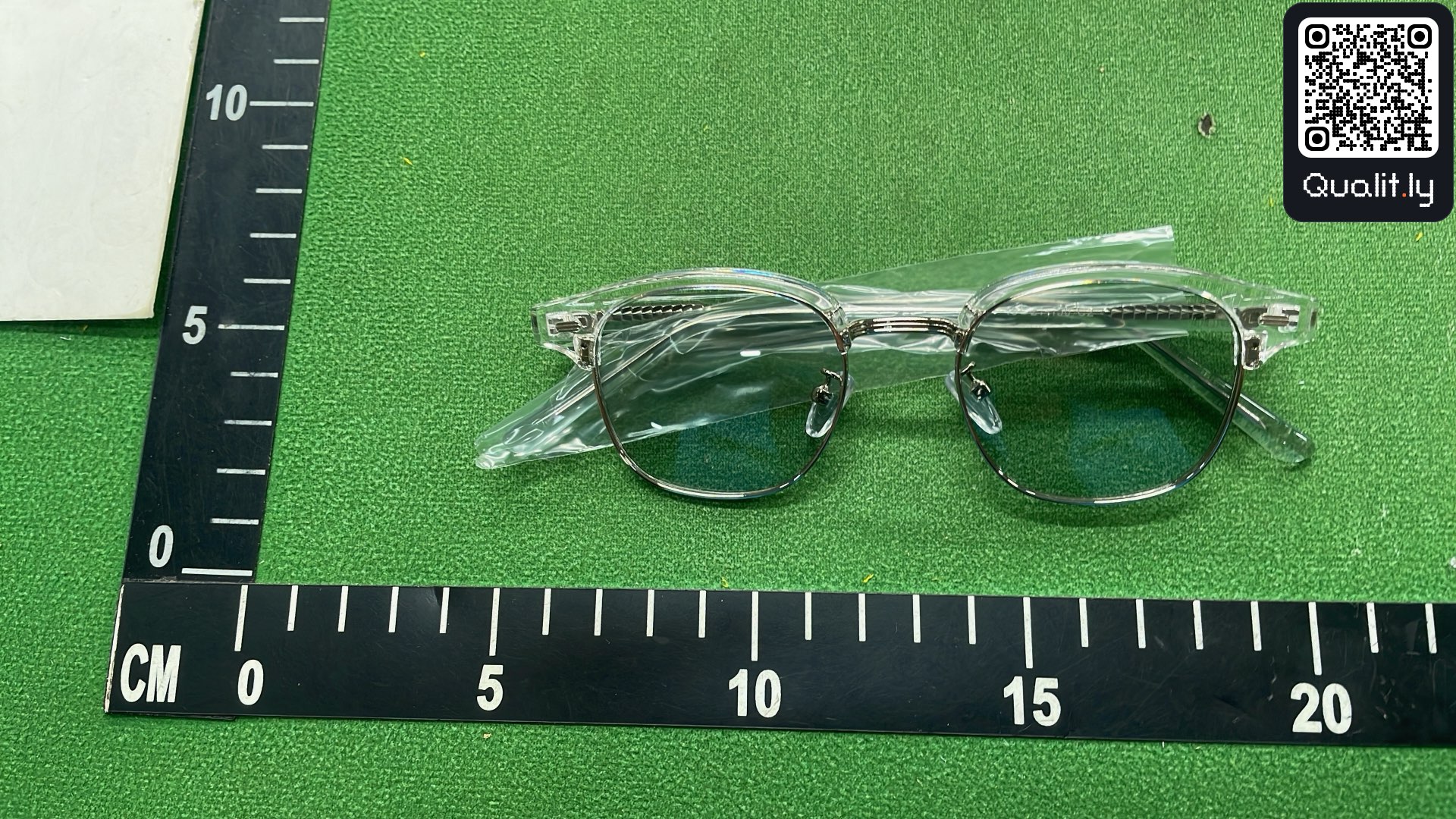 Sunglasses QC photo 1 of 9