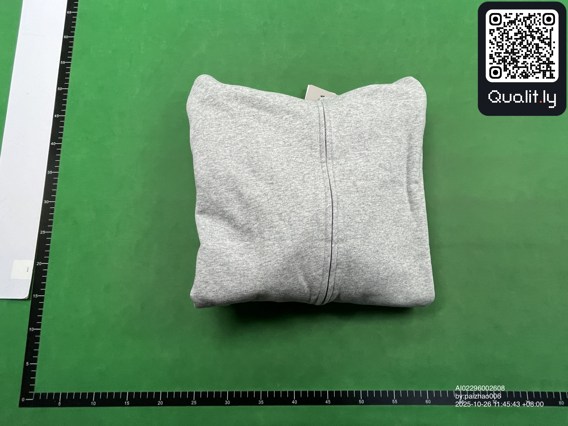 Sweat à capuche — photo QC 1 sur 4