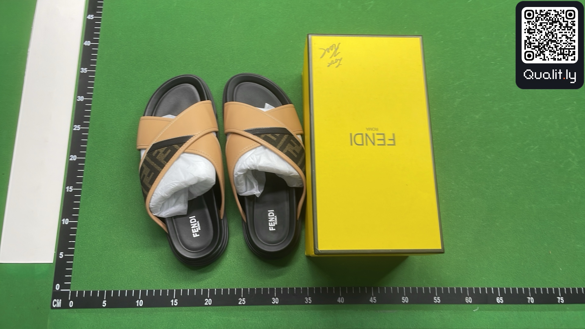 Claquettes — photo QC 1 sur 5