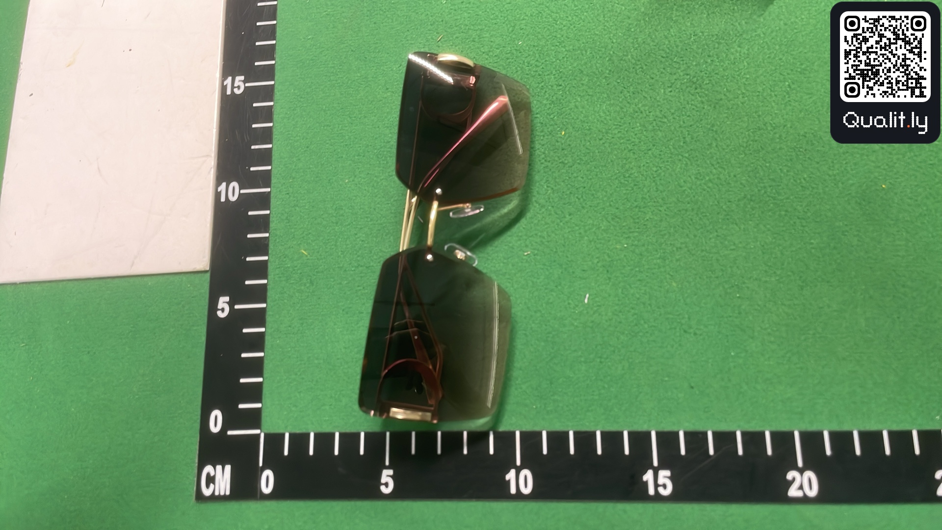 Okulary przeciwsłoneczne — zdjęcie QC 3 z 23