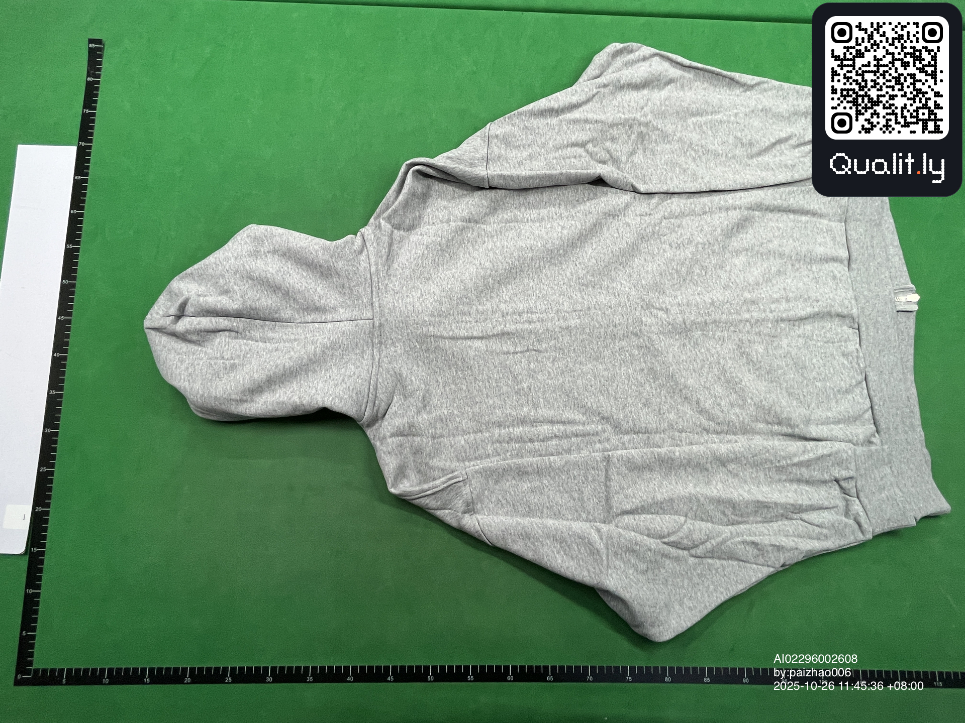 Sweat à capuche — photo QC 2 sur 4