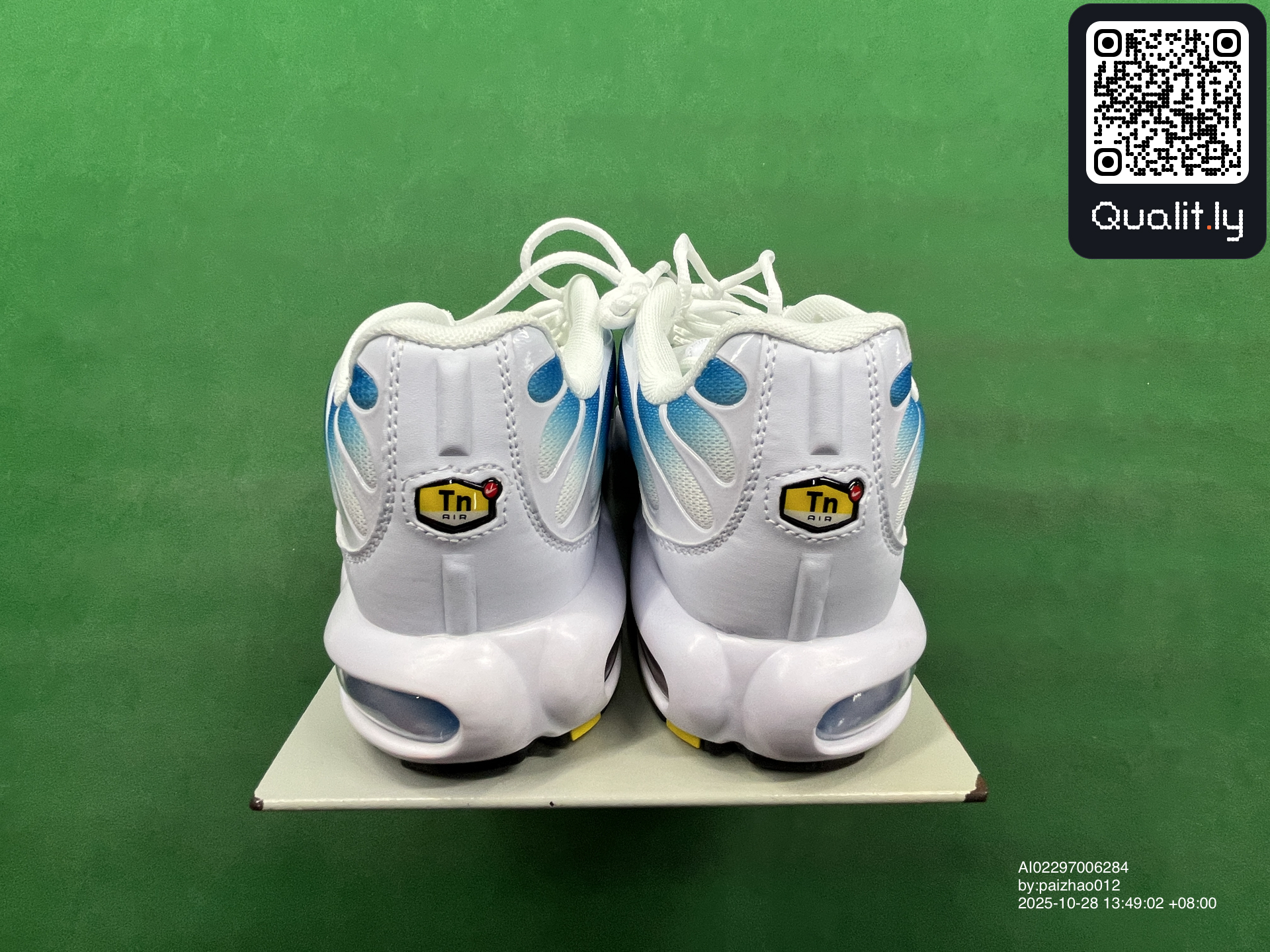 Sneakers QC photo 1 of 46