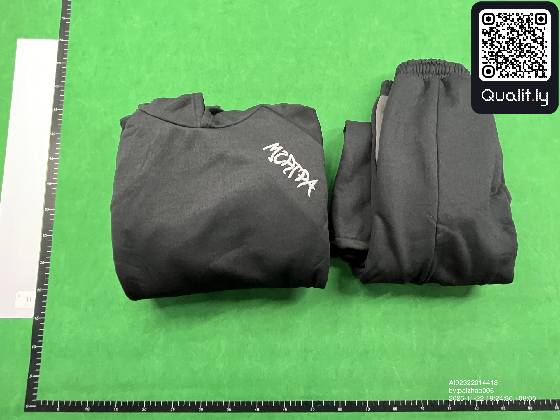 Sweater — QC-foto 1 van 4