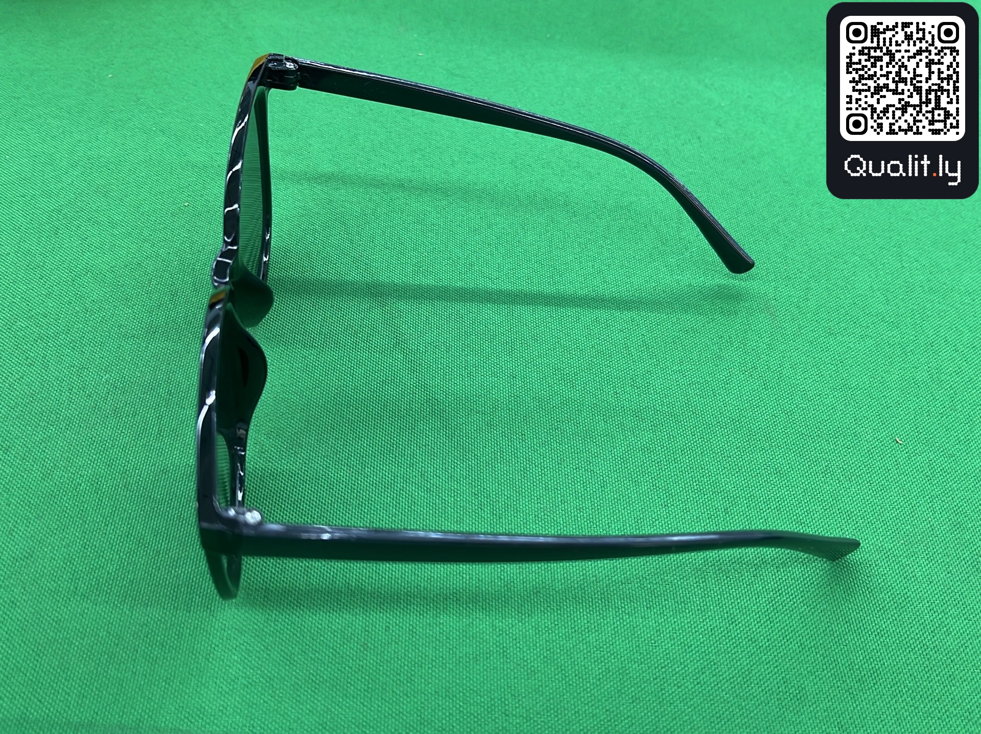 Lunettes de soleil — photo QC 3 sur 8